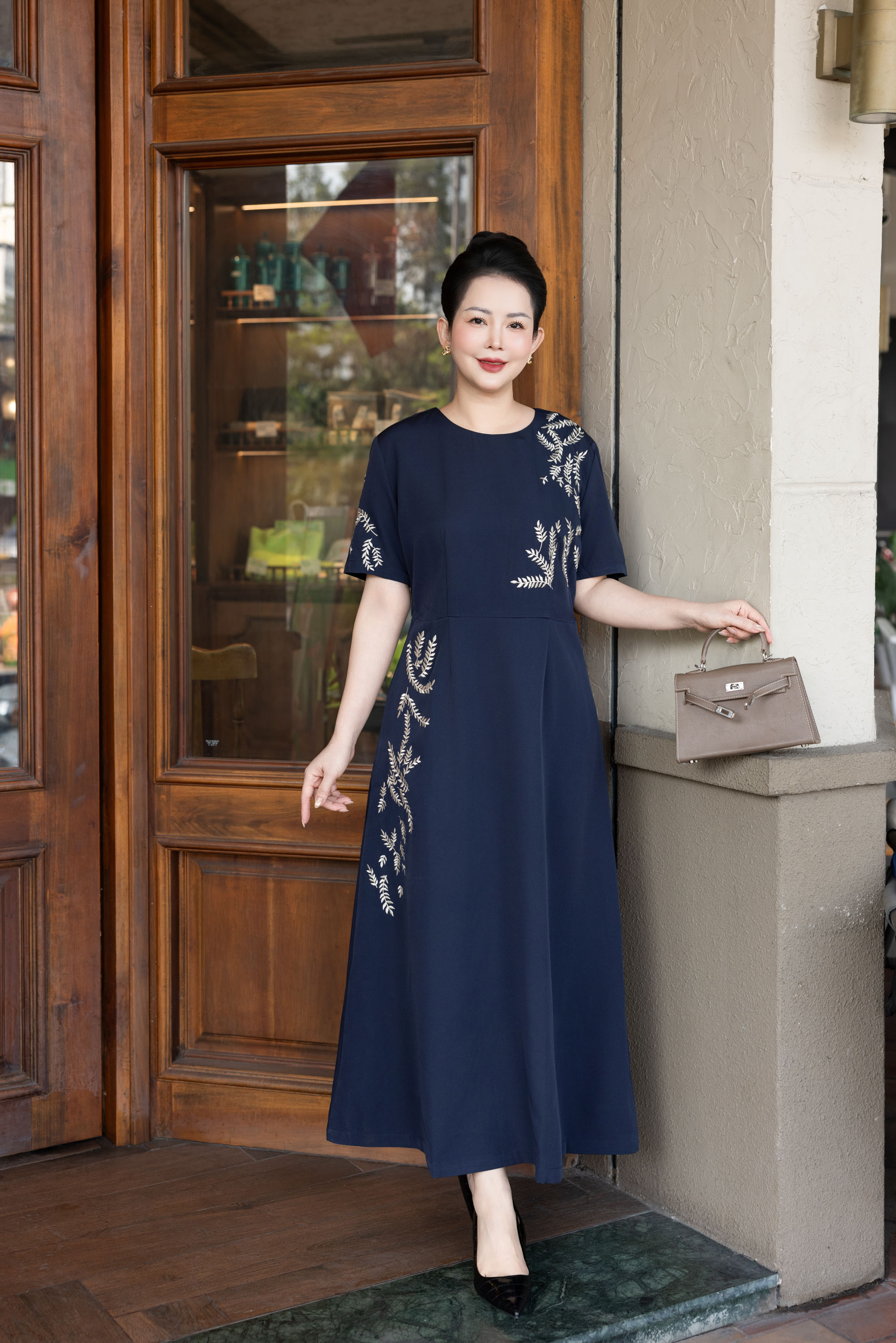 Váy Đầm Nữ Suông Cổ Tròn Vải Lụa Dày Thêu Hoa Nhấn Eo Tay Ngắn Sang Trọng Đi Tiệc D13038LW01