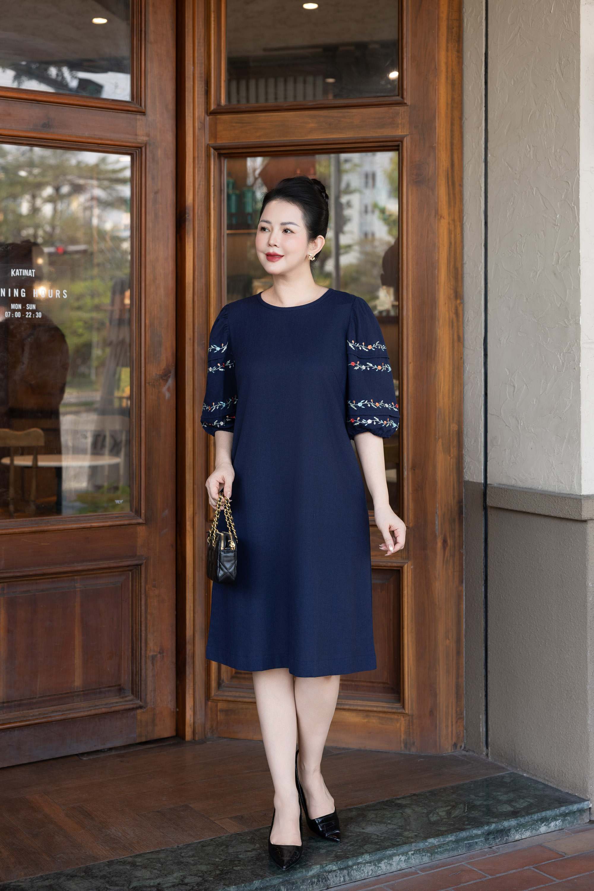 SWANLAKE | Váy Đầm Nữ Suông Vải Linen Tay Bí Lỡ Thêu Hoa Cổ Tròn Có Túi Công Sở Thanh Lịch D12768LW01