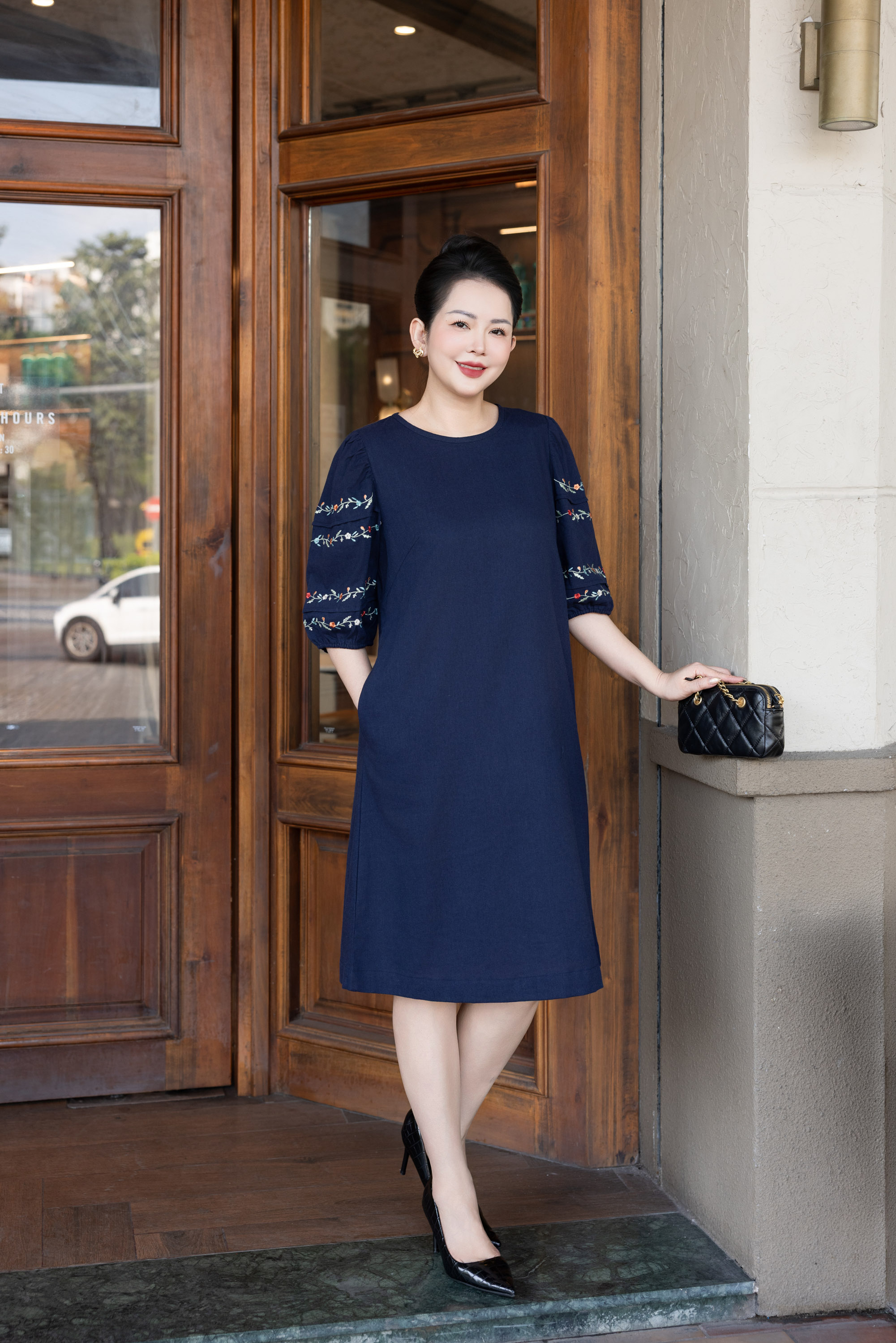 SWANLAKE | Váy Đầm Nữ Suông Vải Linen Tay Bí Lỡ Thêu Hoa Cổ Tròn Có Túi Công Sở Thanh Lịch D12768LW01