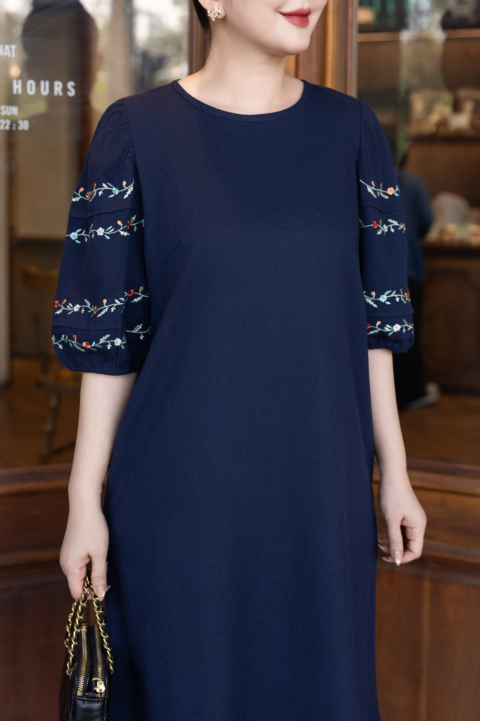 SWANLAKE | Váy Đầm Nữ Suông Vải Linen Tay Bí Lỡ Thêu Hoa Cổ Tròn Có Túi Công Sở Thanh Lịch D12768LW01