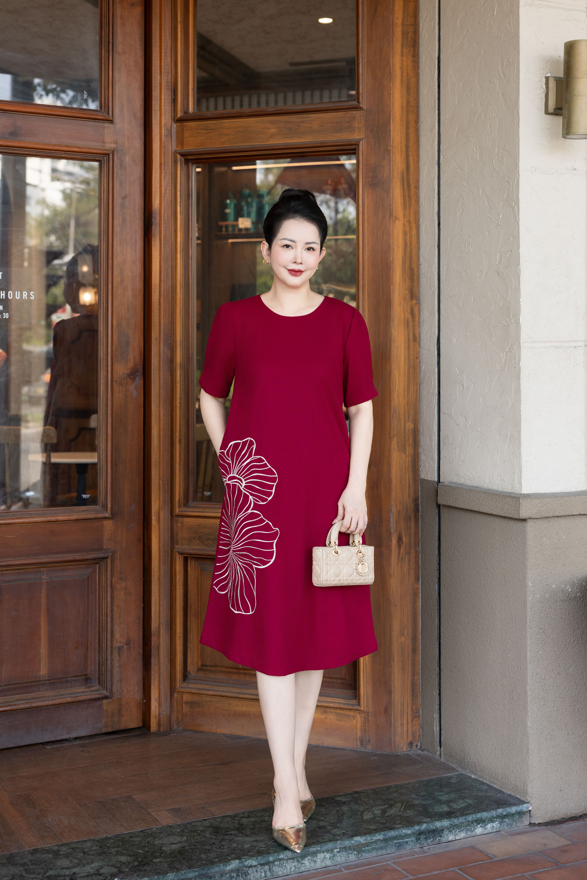 SWANLAKE | Váy Đầm Nữ Midi Suông Tay Ngắn Cổ Tròn Vải Linen Thêu Hoa Cao Cấp Công Sở D13363LW01