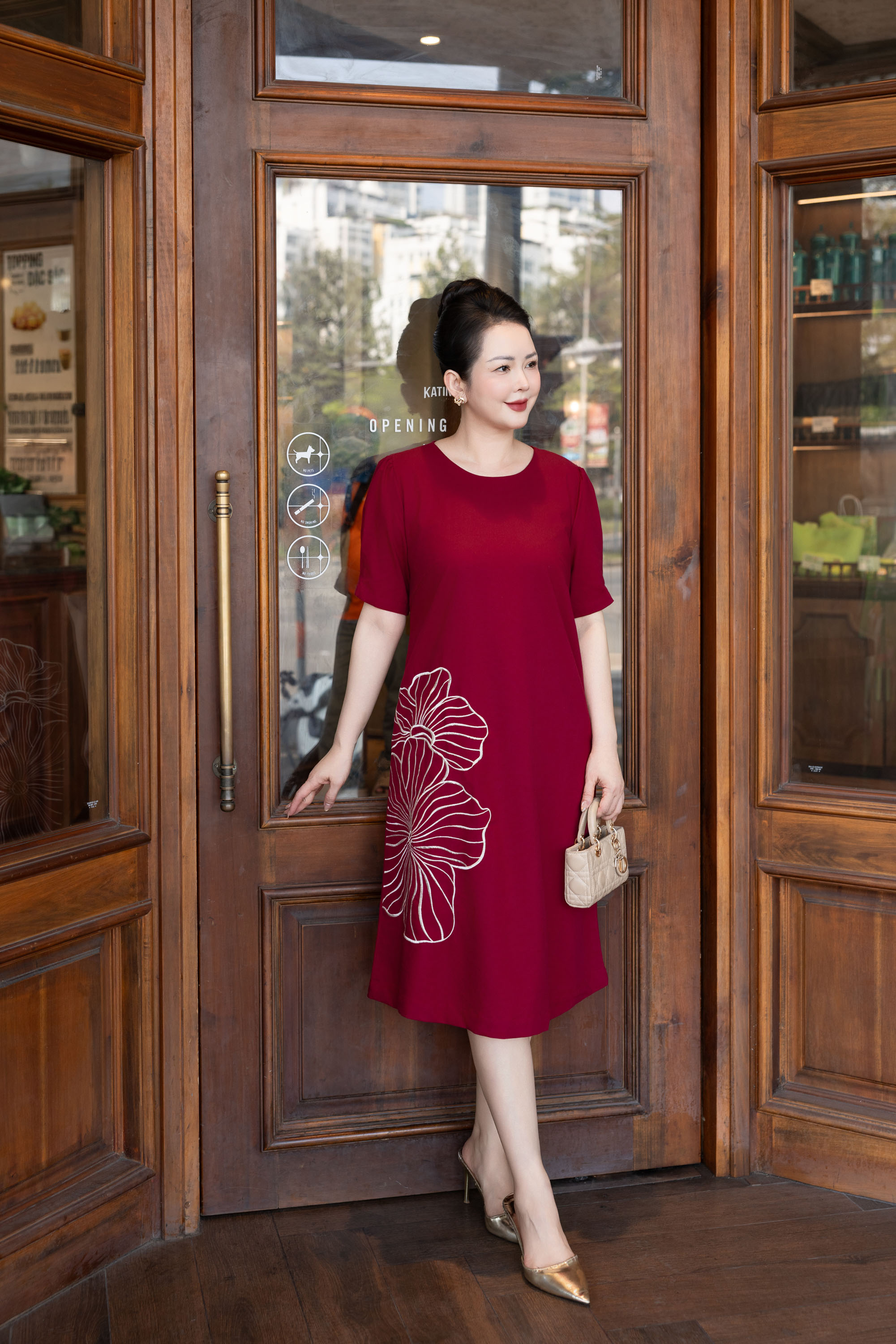 SWANLAKE | Váy Đầm Nữ Midi Suông Tay Ngắn Cổ Tròn Vải Linen Thêu Hoa Cao Cấp Công Sở D13363LW01