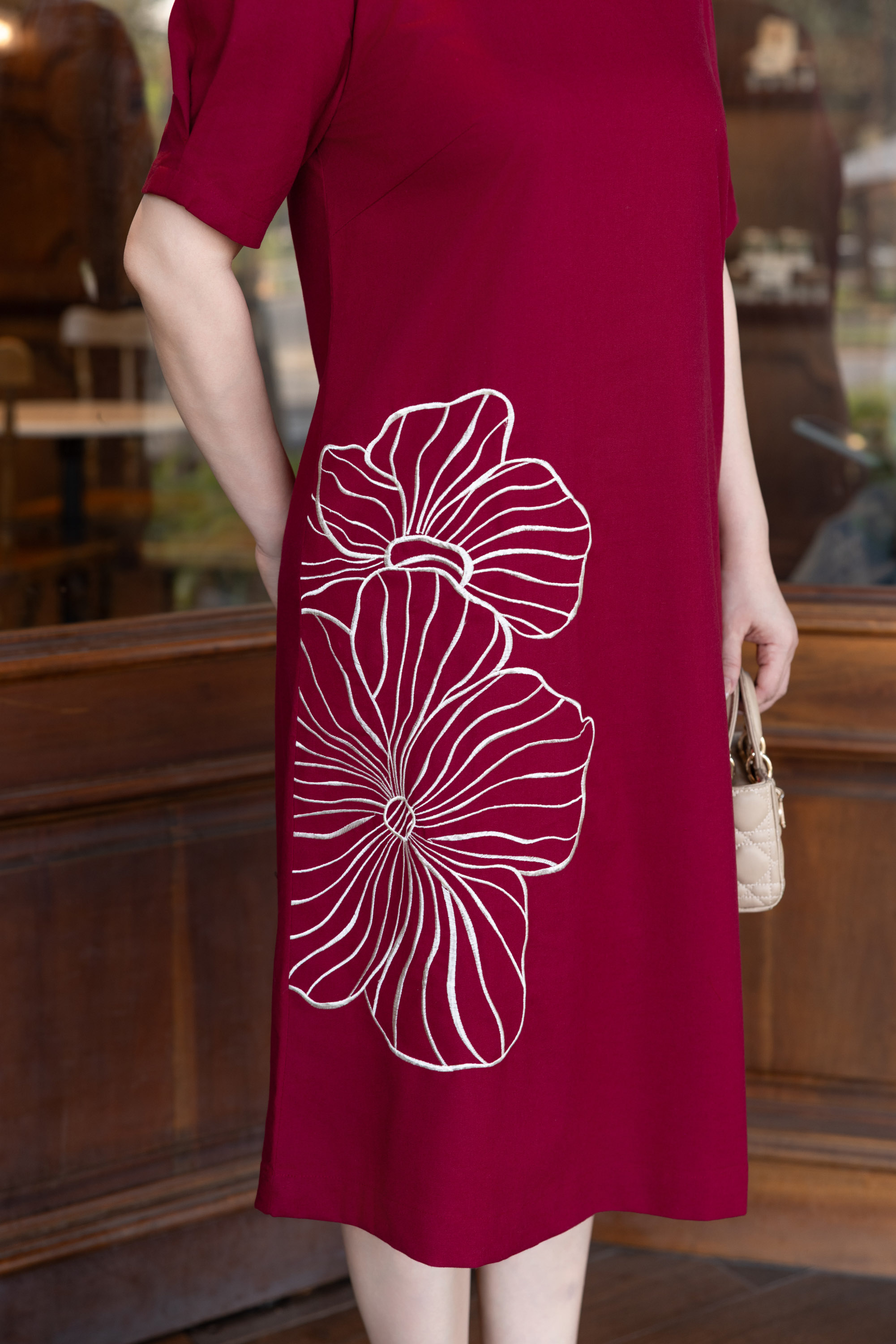 SWANLAKE | Váy Đầm Nữ Midi Suông Tay Ngắn Cổ Tròn Vải Linen Thêu Hoa Cao Cấp Công Sở D13363LW01