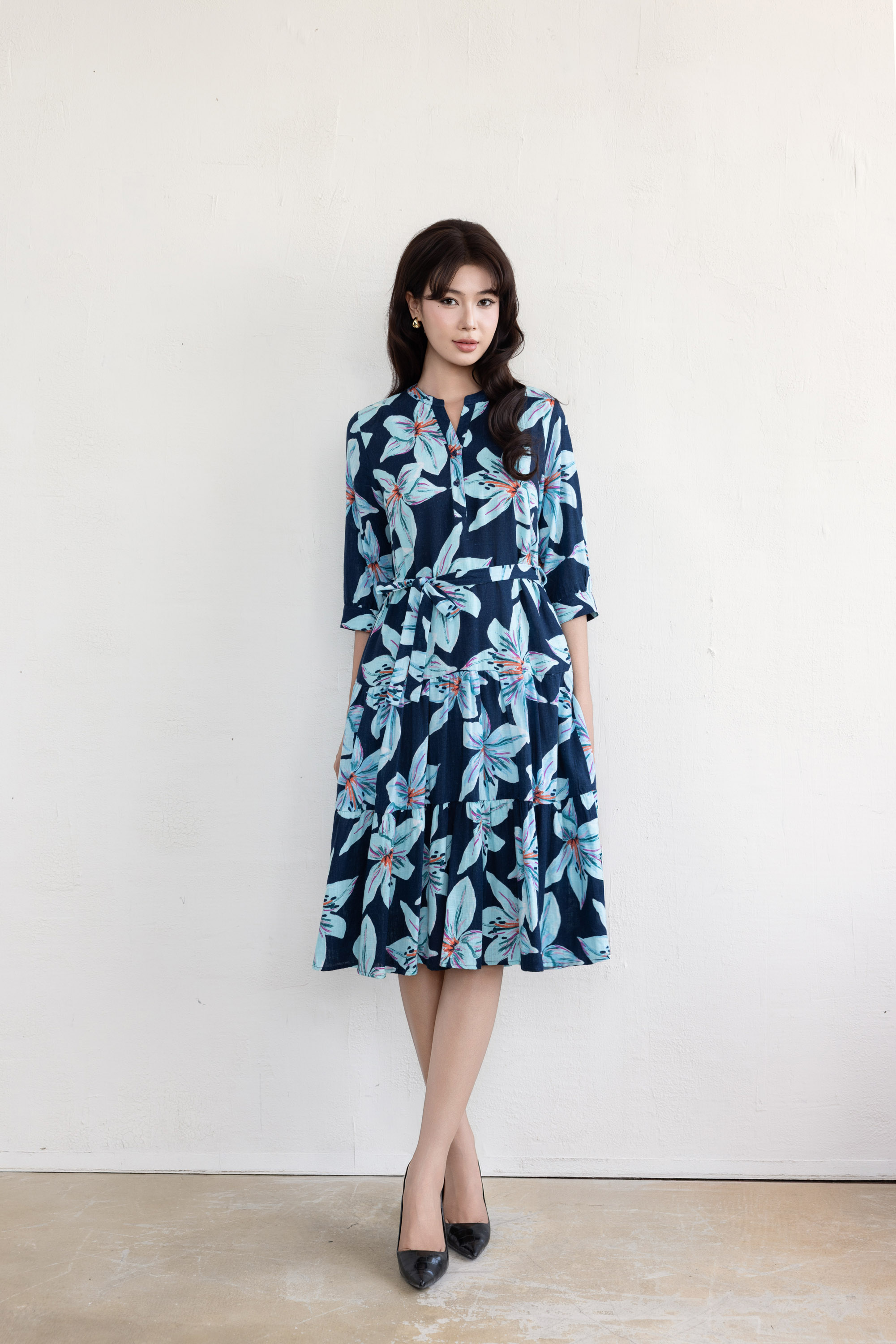 SWANLAKE | Váy Đầm Nữ Dây Thắt Eo Cổ Trụ Cài Nút Tay Lỡ Vải Linen Bông Họa Tiết Hoa Lá Mùa Hè D11041LW09