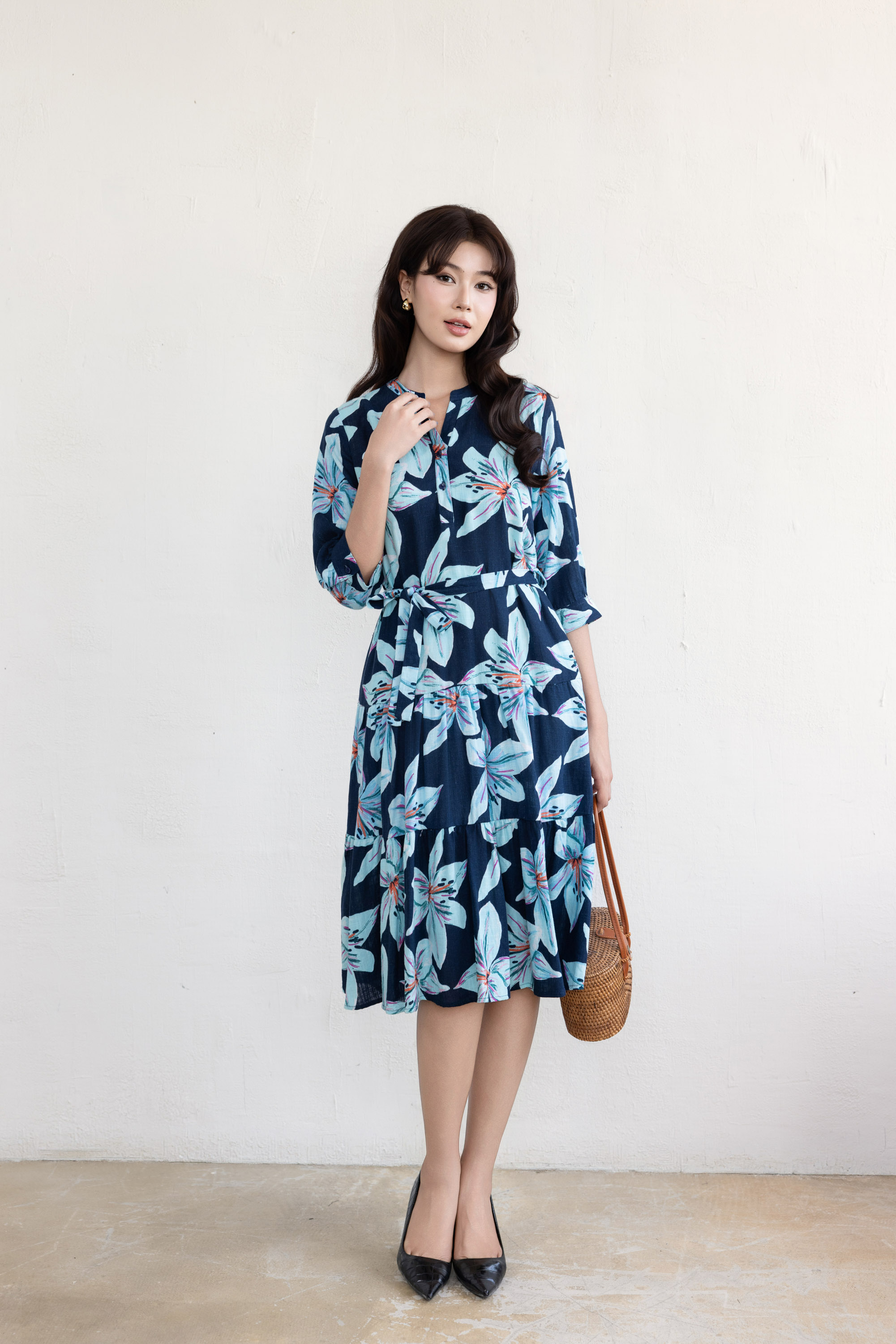 SWANLAKE | Váy Đầm Nữ Dây Thắt Eo Cổ Trụ Cài Nút Tay Lỡ Vải Linen Bông Họa Tiết Hoa Lá Mùa Hè D11041LW09