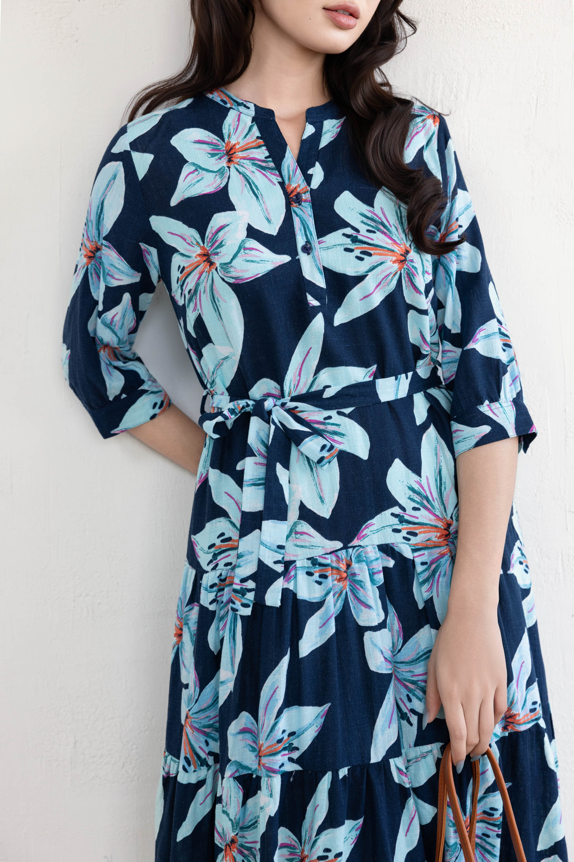 SWANLAKE | Váy Đầm Nữ Dây Thắt Eo Cổ Trụ Cài Nút Tay Lỡ Vải Linen Bông Họa Tiết Hoa Lá Mùa Hè D11041LW09