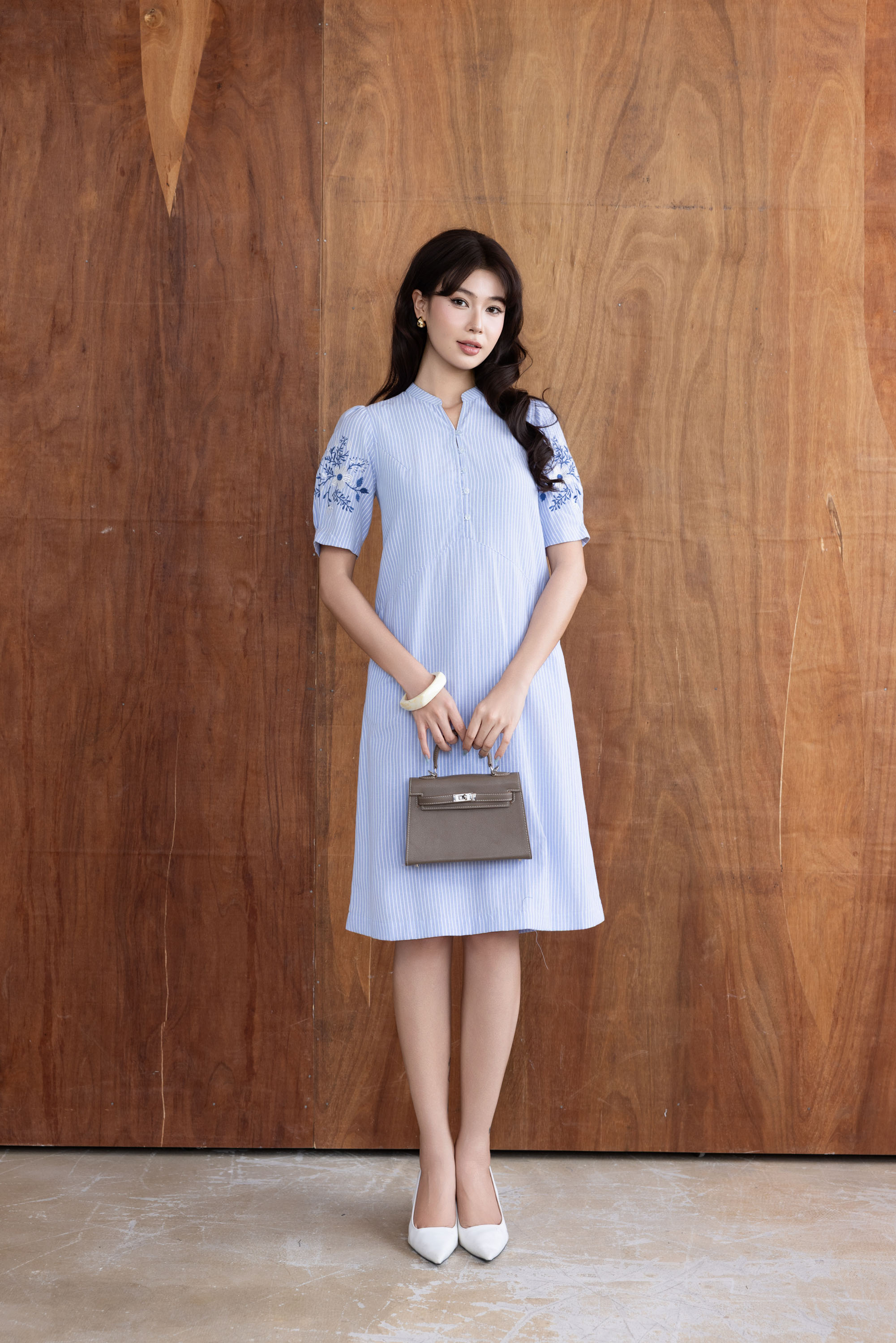 SWANLAKE | Váy Đầm Nữ Midi Suông Vải Cotton Sọc Thêu Hoa Cổ Trụ Cài Nút Tay Ngắn Dạo Phố Hè D13623LW01