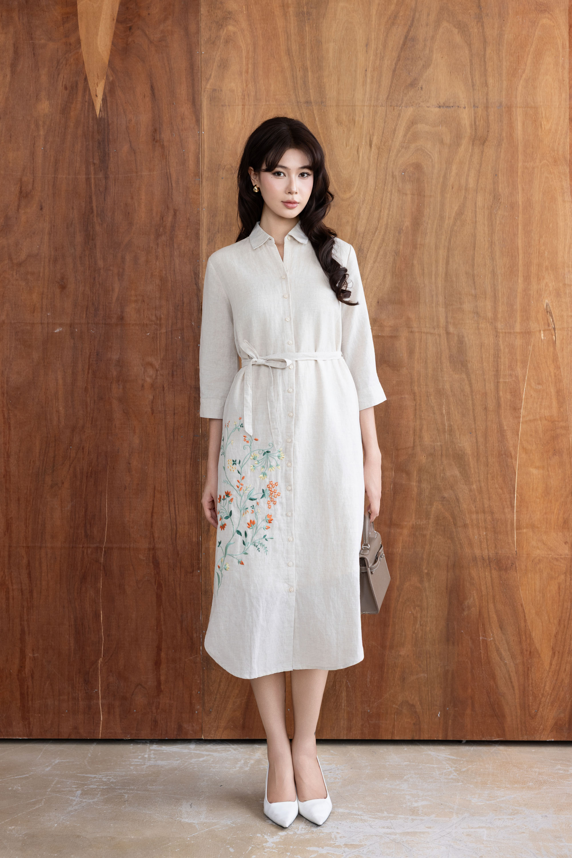 SWANLAKE | Váy Đầm Nữ Suông Vải Linen Thêu Hoa Cổ Sơ Mi Cài Nút Tay Lỡ Dây Thắt Eo Công Sở D13577LW01