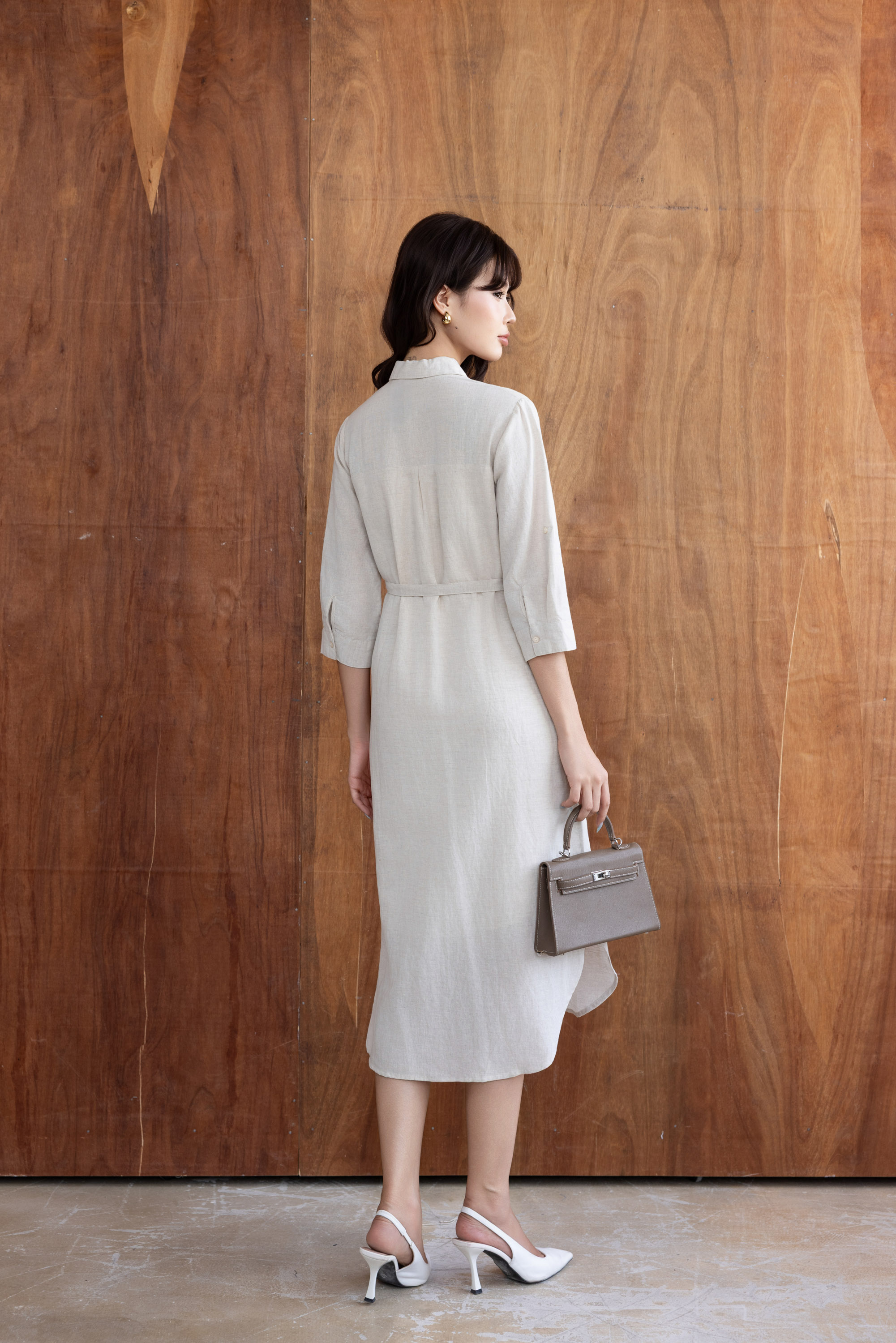 SWANLAKE | Váy Đầm Nữ Suông Vải Linen Thêu Hoa Cổ Sơ Mi Cài Nút Tay Lỡ Dây Thắt Eo Công Sở D13577LW01