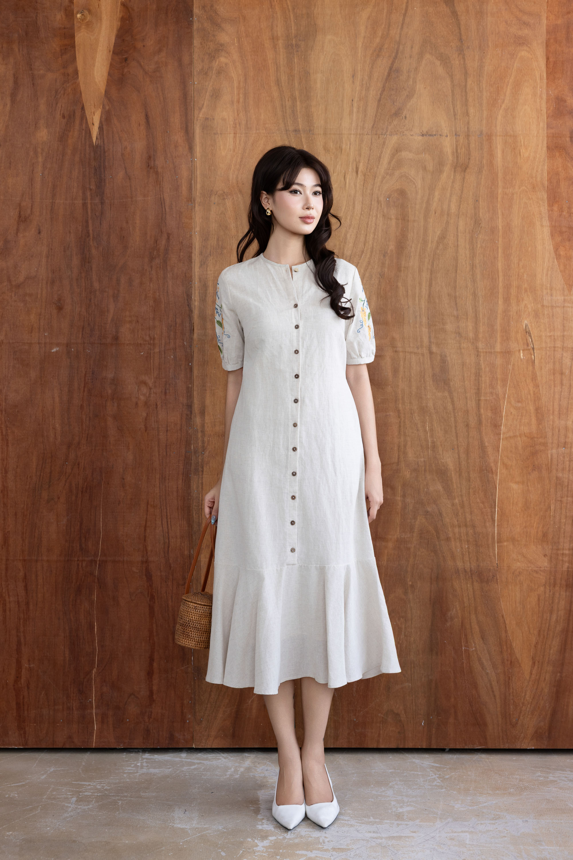 SWANLAKE | Váy Đầm Nữ Suông Đuôi Cá Vải Linen Cổ Tròn Cài Nút Tay Ngắn Thêu Hoa Công Sở D13569LW01