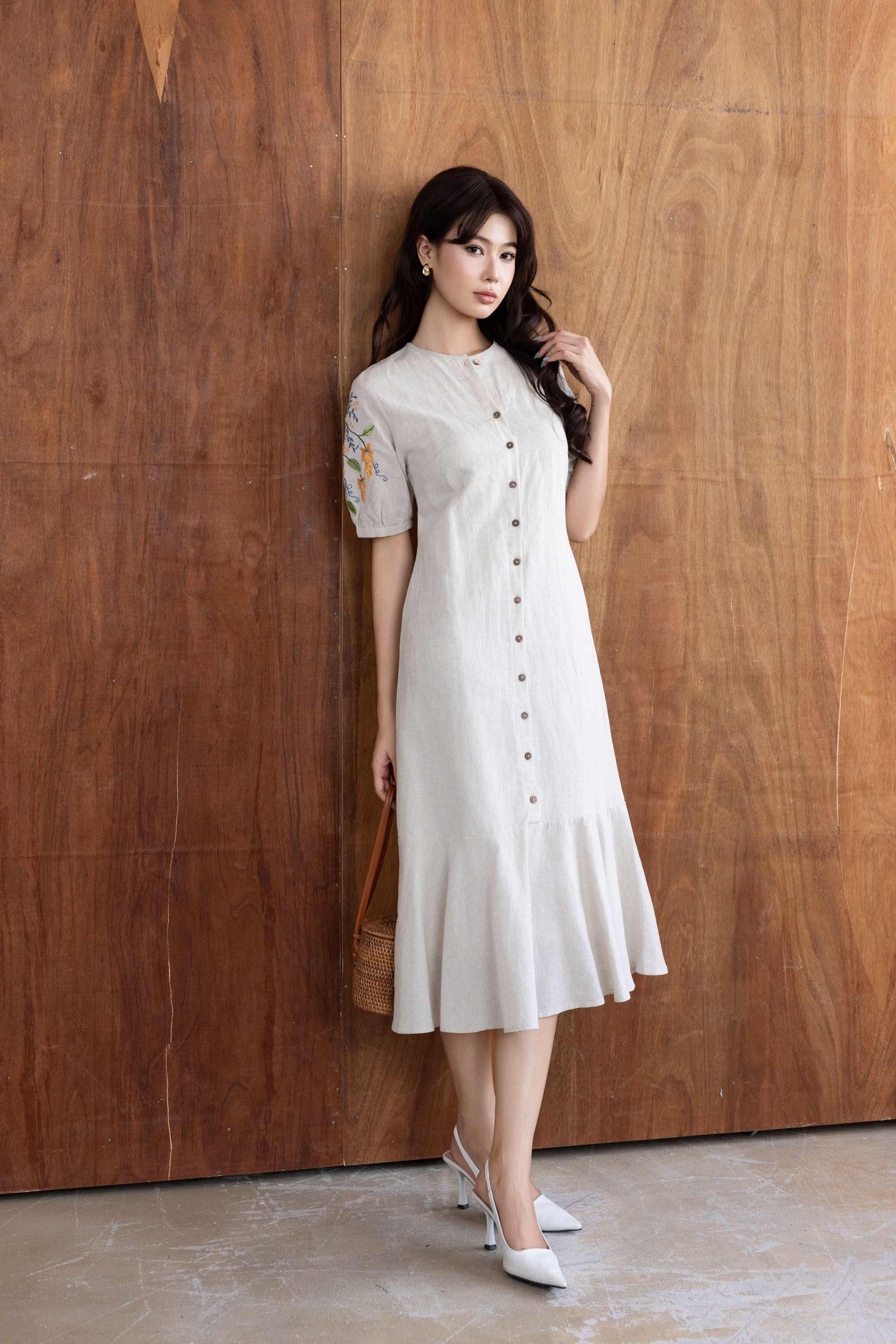 SWANLAKE | Váy Đầm Nữ Suông Đuôi Cá Vải Linen Cổ Tròn Cài Nút Tay Ngắn Thêu Hoa Công Sở D13569LW01