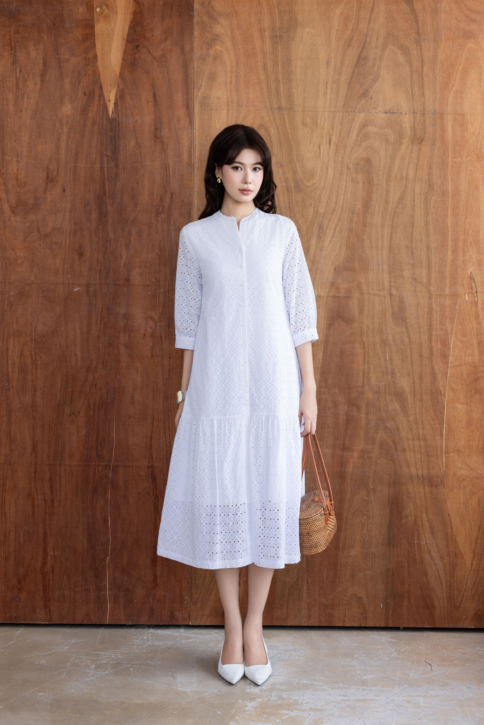 SWANLAKE | Váy Đầm Nữ Maxi Suông Đuôi Cá Cổ Trụ Cài Nút Cotton Thêu Đục Lỗ Tay Lỡ Du Lịch Hè D12761LW05