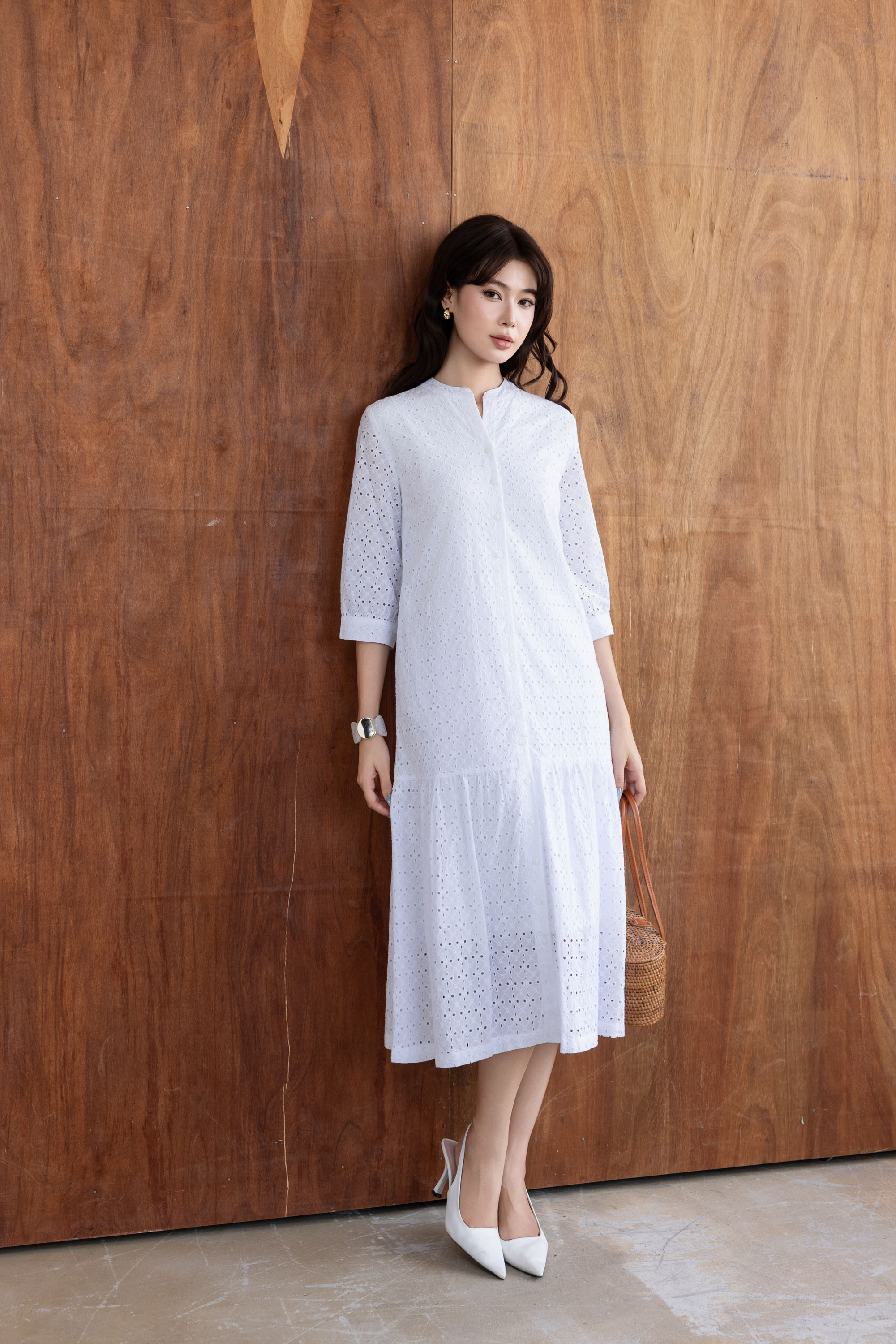SWANLAKE | Váy Đầm Nữ Maxi Suông Đuôi Cá Cổ Trụ Cài Nút Cotton Thêu Đục Lỗ Tay Lỡ Du Lịch Hè D12761LW05