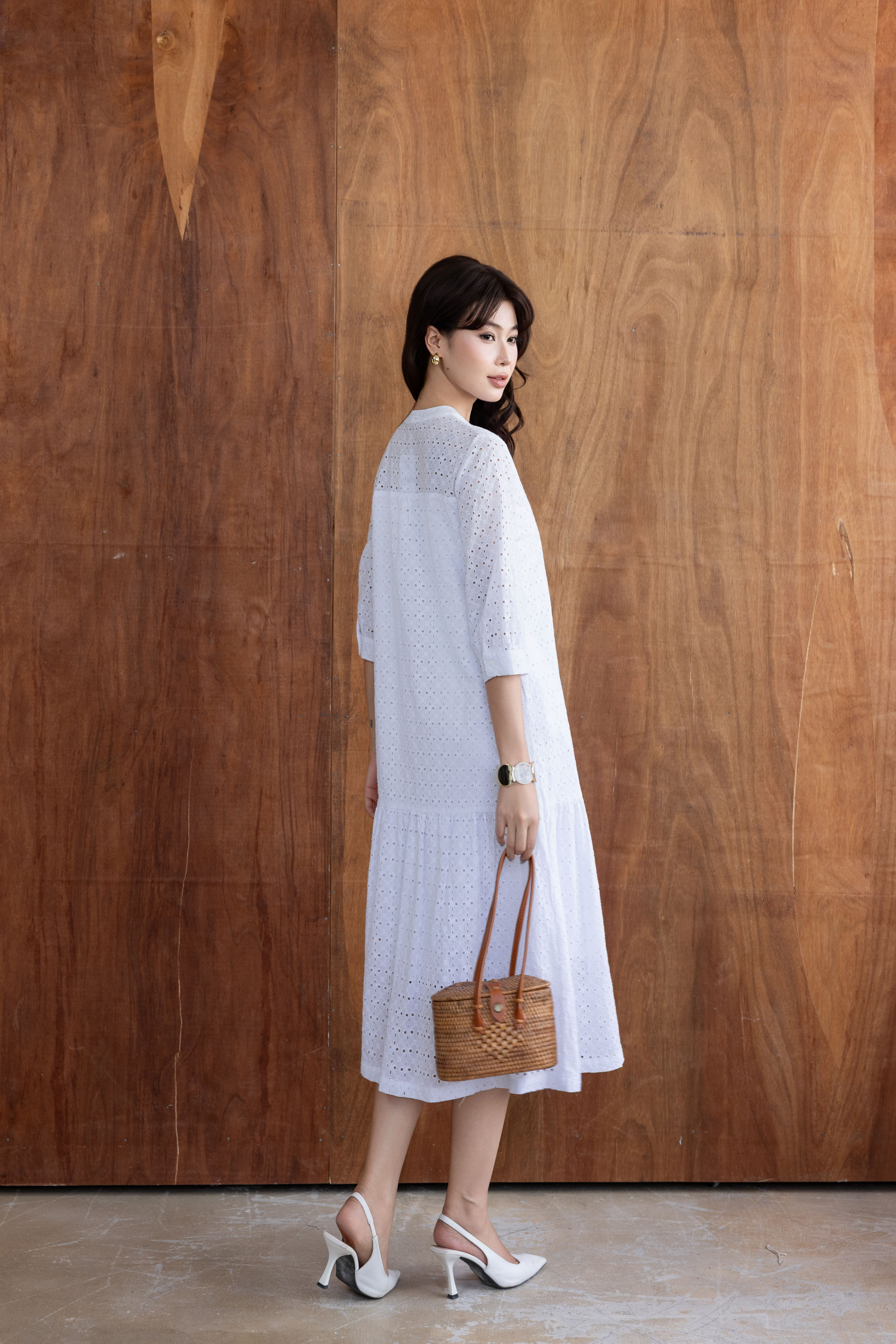 SWANLAKE | Váy Đầm Nữ Maxi Suông Đuôi Cá Cổ Trụ Cài Nút Cotton Thêu Đục Lỗ Tay Lỡ Du Lịch Hè D12761LW05