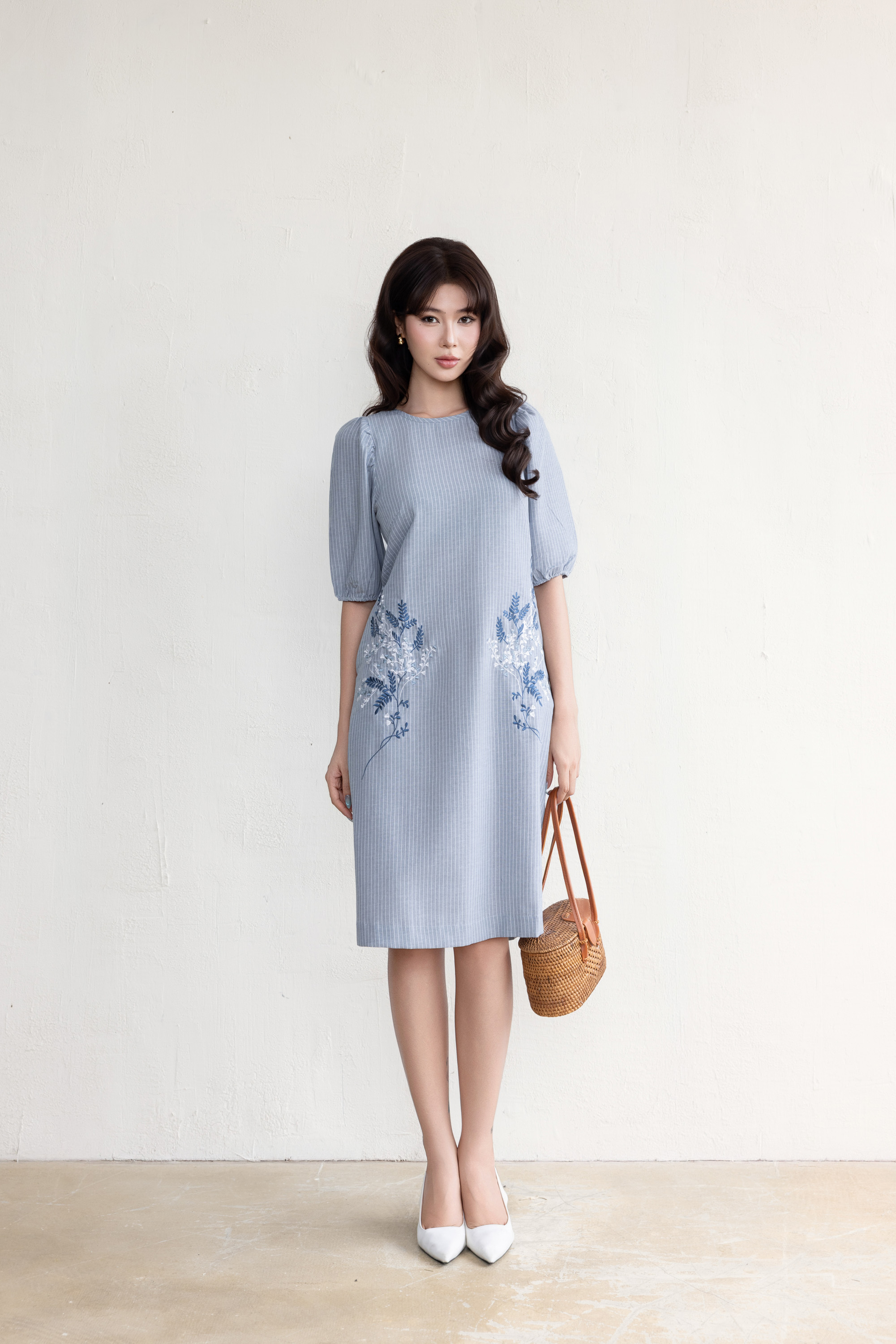 SWANLAKE | Váy Đầm Nữ Midi Suông Vải Cotton Sọc Thêu Hoa Cổ Tròn Tay Lỡ Có Túi Dạo Phố Hè D13675LW01