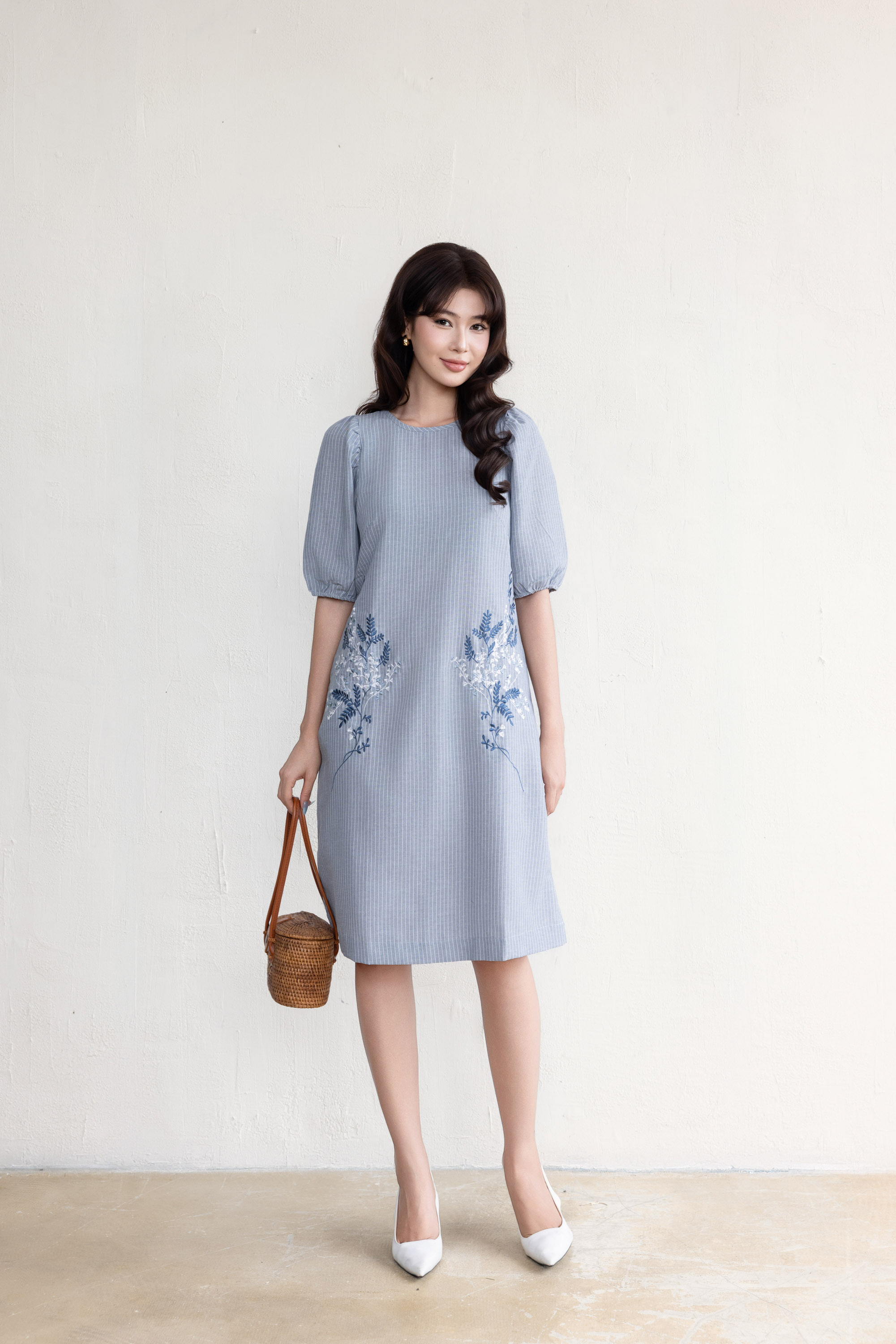 SWANLAKE | Váy Đầm Nữ Midi Suông Vải Cotton Sọc Thêu Hoa Cổ Tròn Tay Lỡ Có Túi Dạo Phố Hè D13675LW01