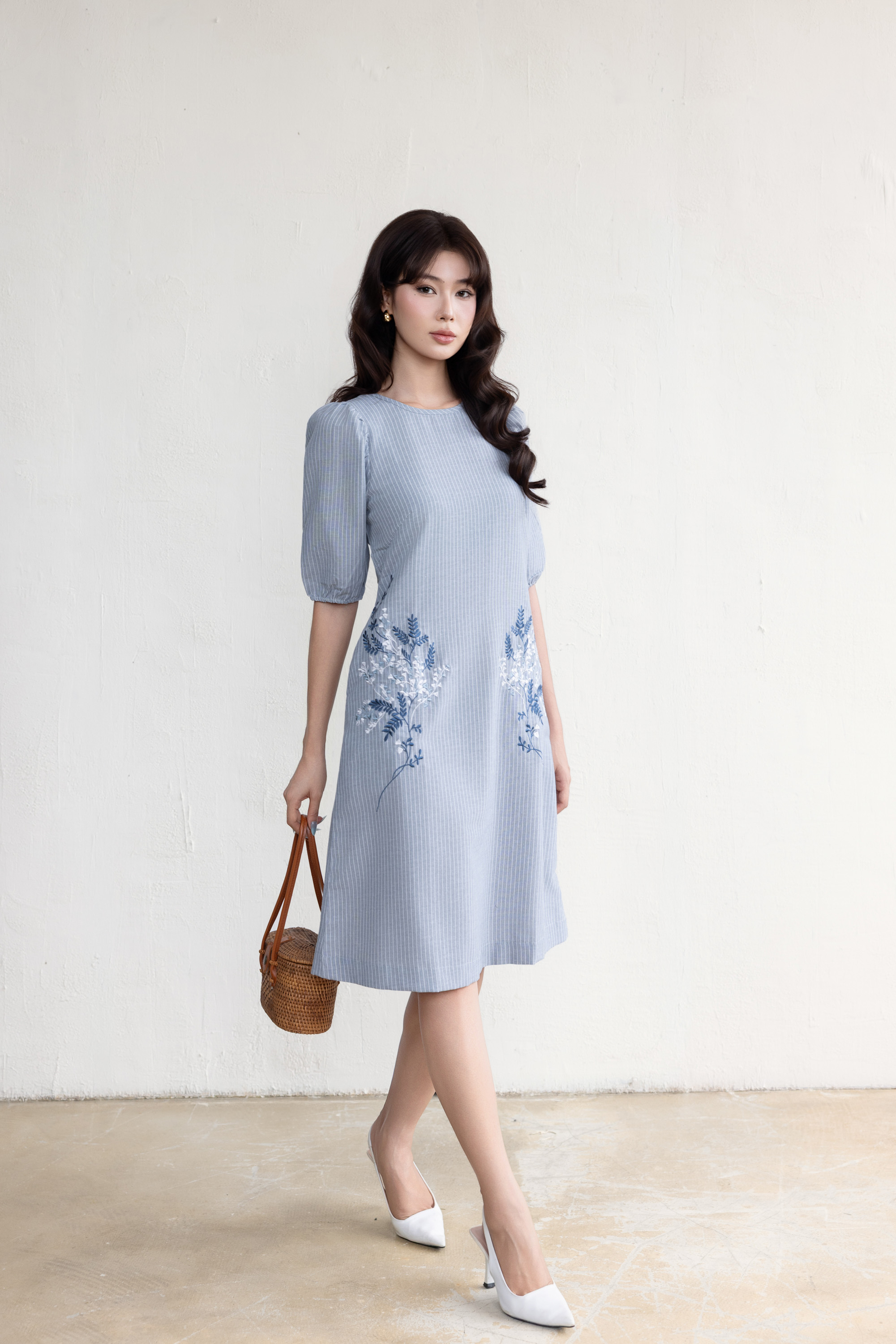 SWANLAKE | Váy Đầm Nữ Midi Suông Vải Cotton Sọc Thêu Hoa Cổ Tròn Tay Lỡ Có Túi Dạo Phố Hè D13675LW01