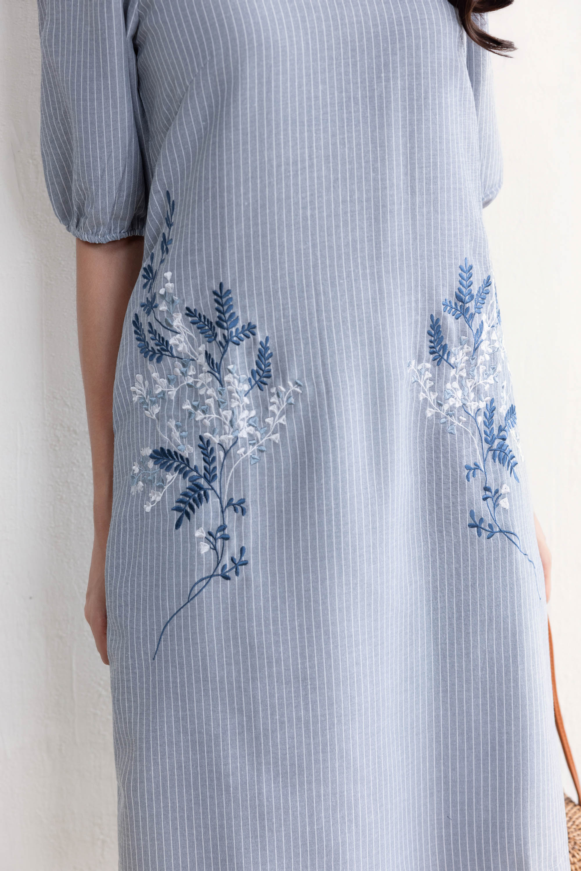 SWANLAKE | Váy Đầm Nữ Midi Suông Vải Cotton Sọc Thêu Hoa Cổ Tròn Tay Lỡ Có Túi Dạo Phố Hè D13675LW01