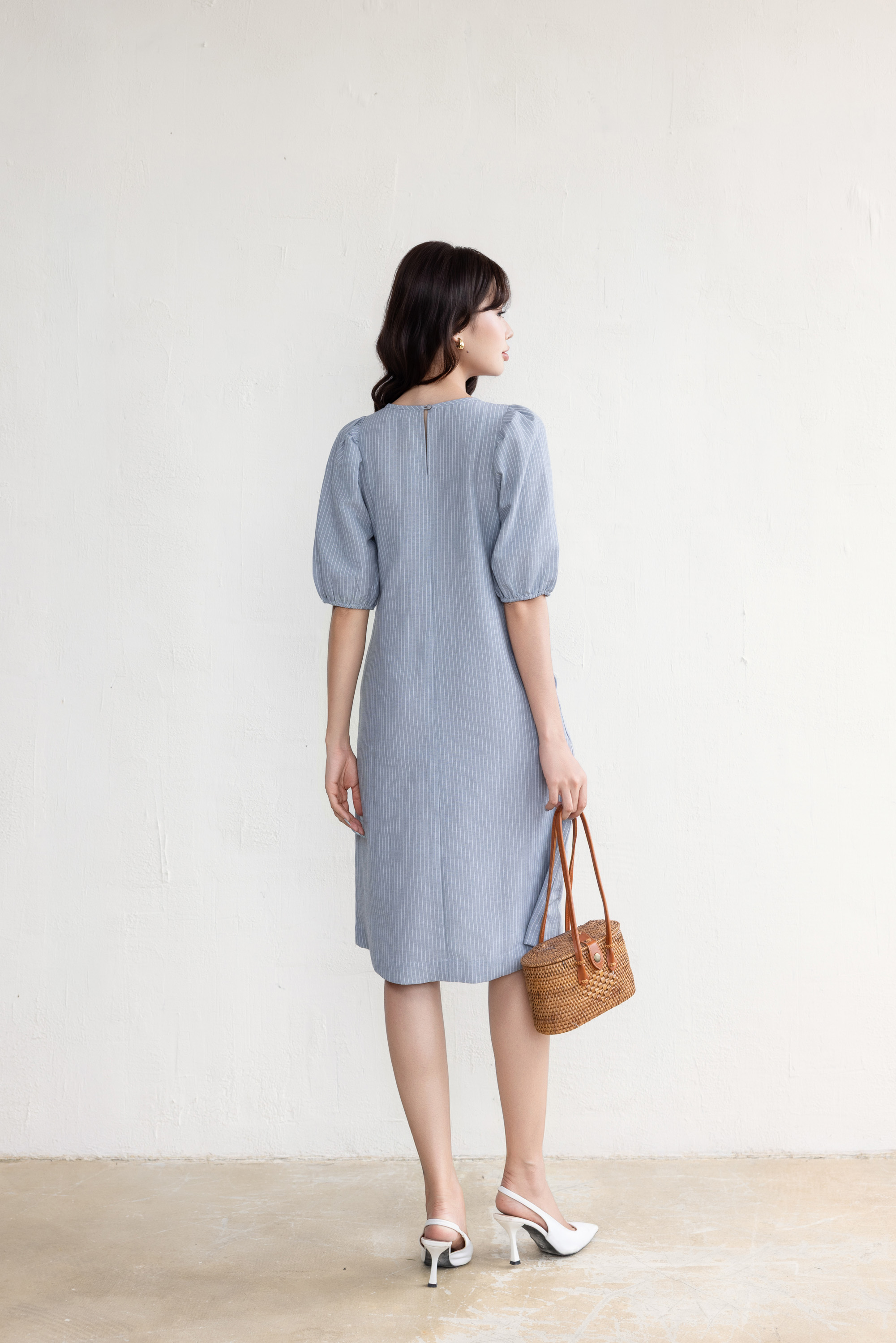 SWANLAKE | Váy Đầm Nữ Midi Suông Vải Cotton Sọc Thêu Hoa Cổ Tròn Tay Lỡ Có Túi Dạo Phố Hè D13675LW01