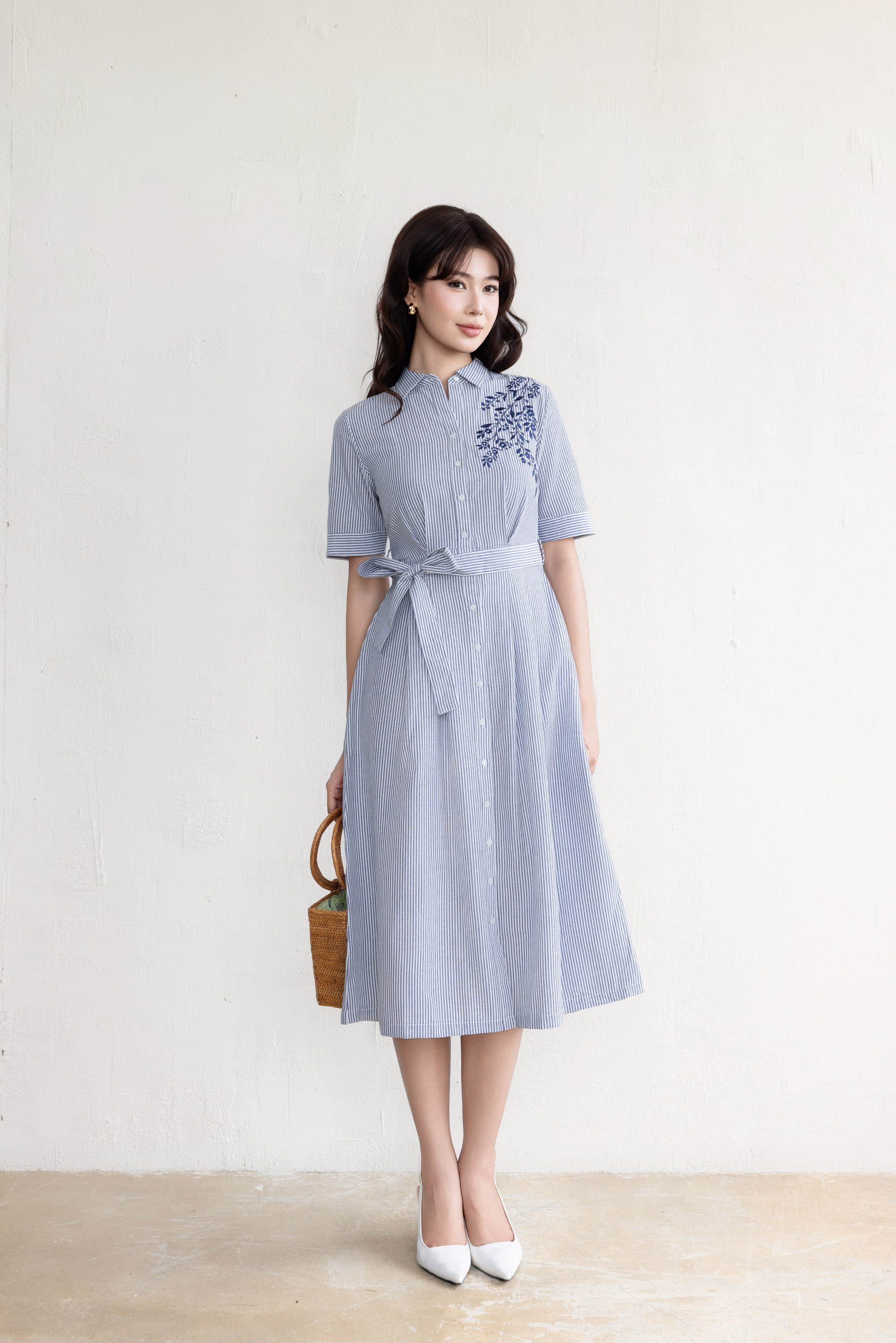 SWANLAKE | Váy Đầm Nữ Midi Vải Cotton Sọc Thêu Hoa Cổ Sơ Mi Cài Nút Tay Ngắn Dây Thắt Eo D13670LW01