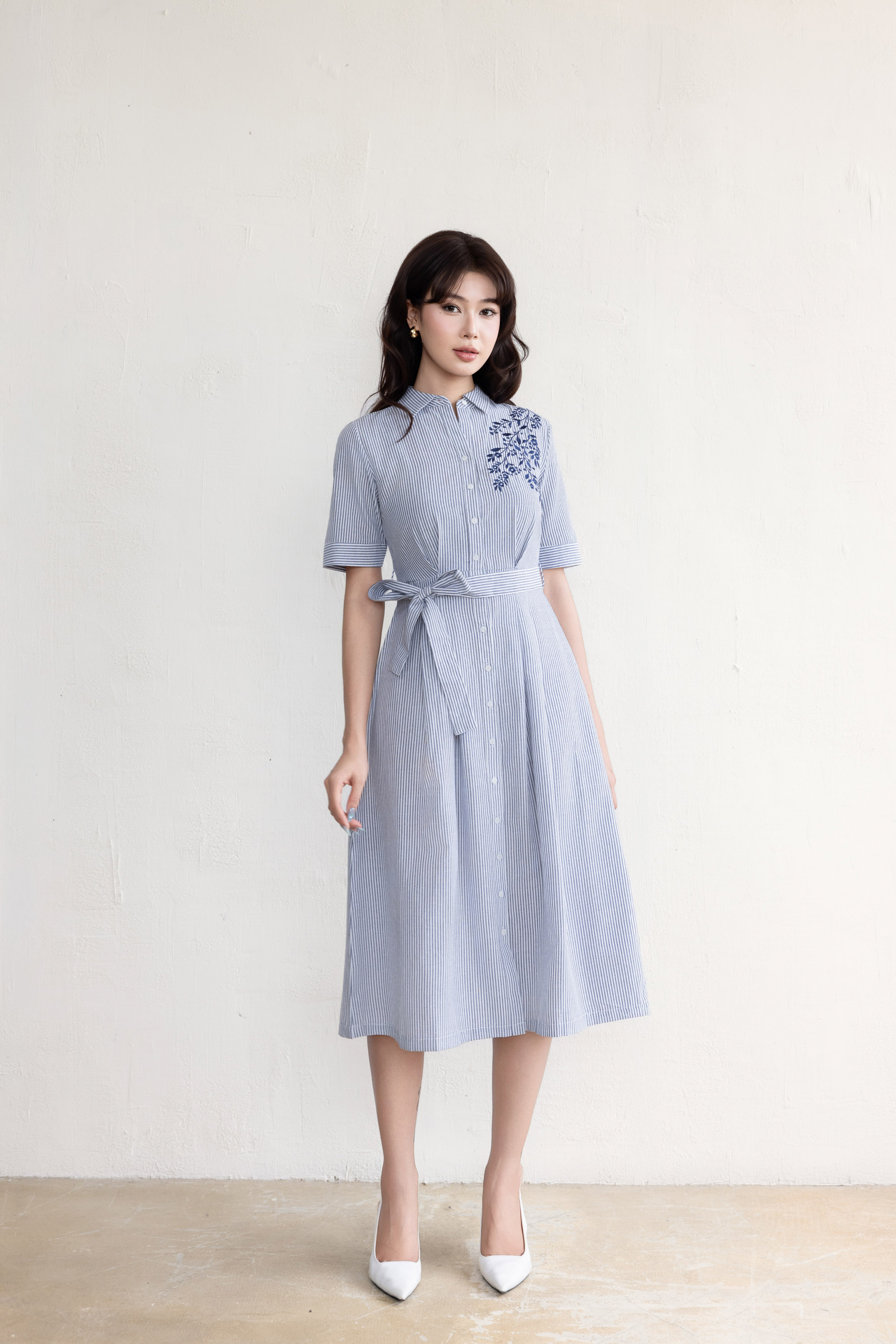 SWANLAKE | Váy Đầm Nữ Midi Vải Cotton Sọc Thêu Hoa Cổ Sơ Mi Cài Nút Tay Ngắn Dây Thắt Eo D13670LW01