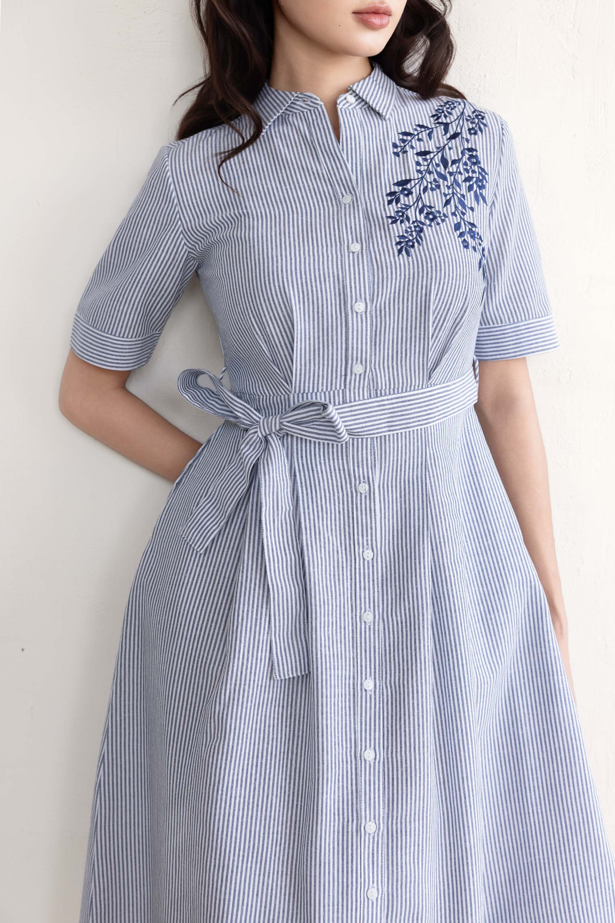 SWANLAKE | Váy Đầm Nữ Midi Vải Cotton Sọc Thêu Hoa Cổ Sơ Mi Cài Nút Tay Ngắn Dây Thắt Eo D13670LW01
