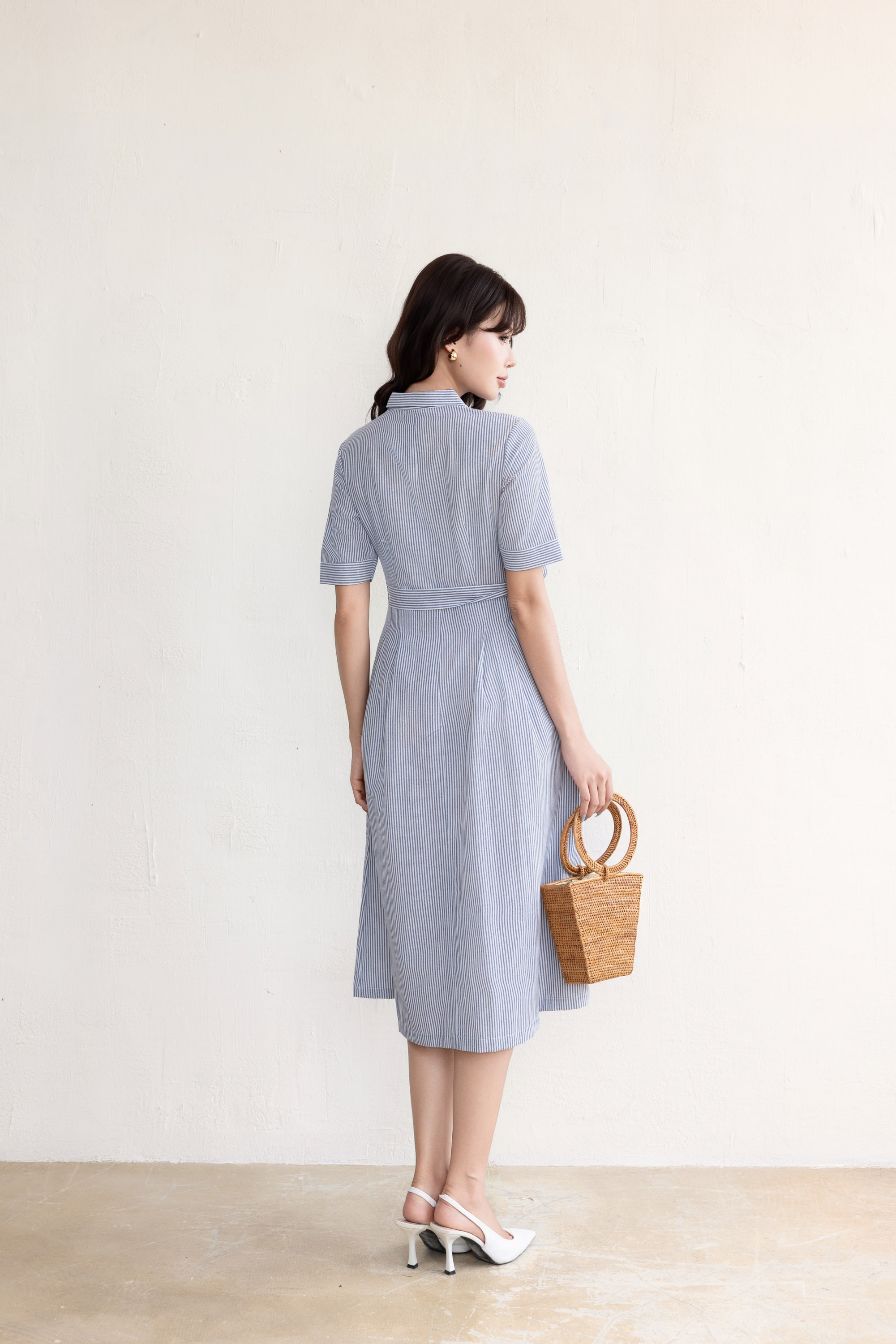 SWANLAKE | Váy Đầm Nữ Midi Vải Cotton Sọc Thêu Hoa Cổ Sơ Mi Cài Nút Tay Ngắn Dây Thắt Eo D13670LW01