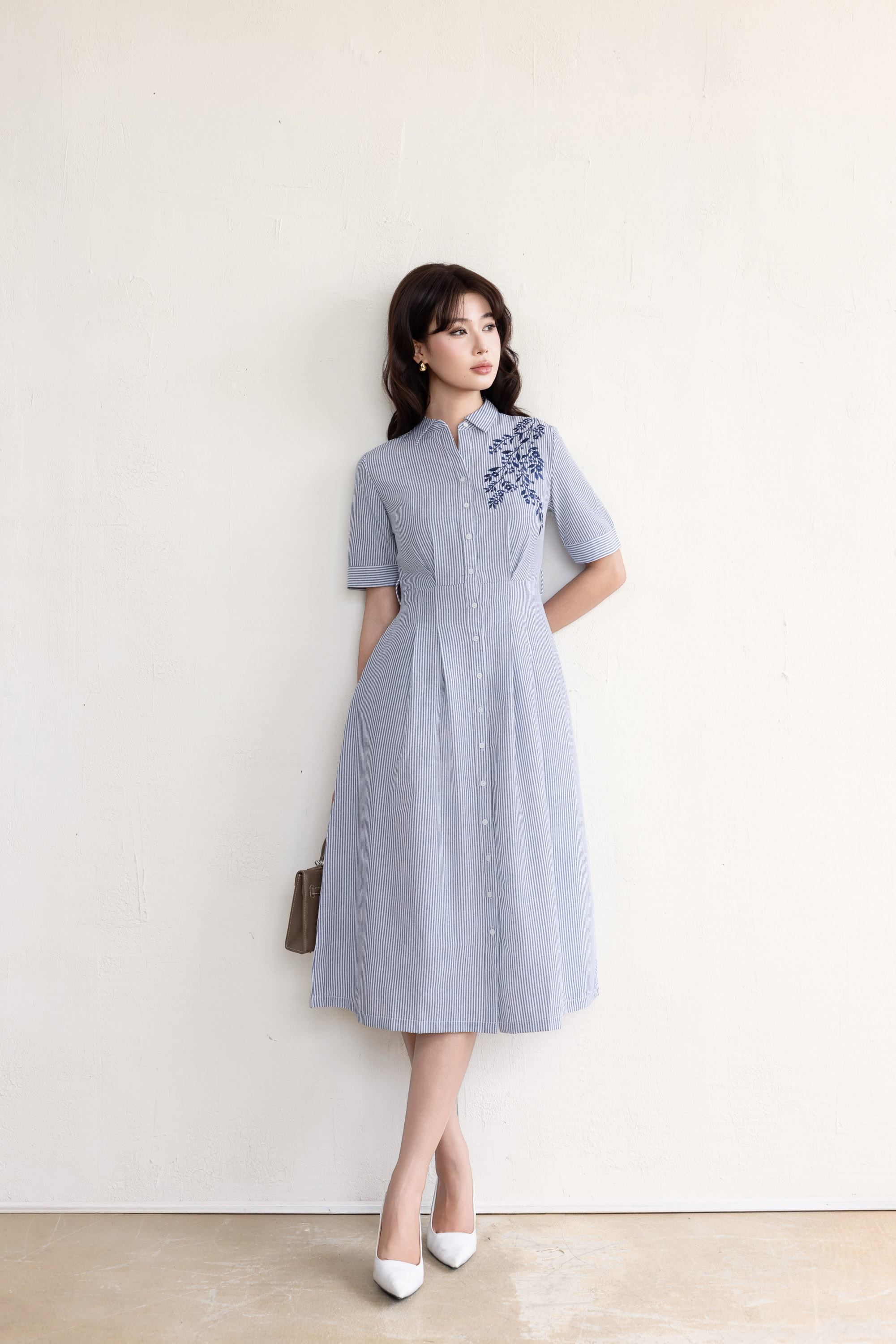 SWANLAKE | Váy Đầm Nữ Midi Vải Cotton Sọc Thêu Hoa Cổ Sơ Mi Cài Nút Tay Ngắn Dây Thắt Eo D13670LW01