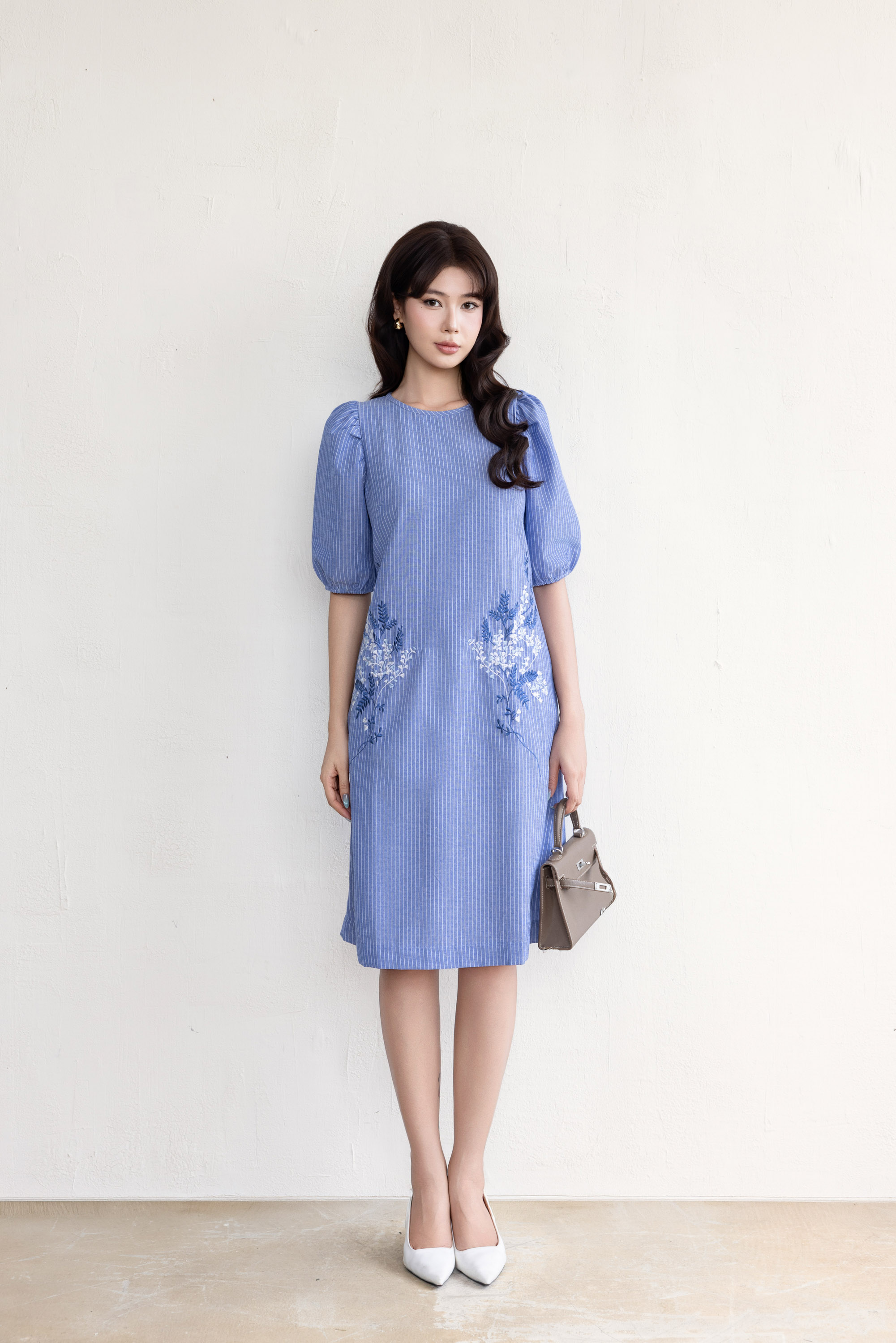 SWANLAKE | Váy Đầm Nữ Midi Suông Vải Cotton Sọc Thêu Hoa Cổ Tròn Tay Lỡ Có Túi Dạo Phố Hè D13675LW01