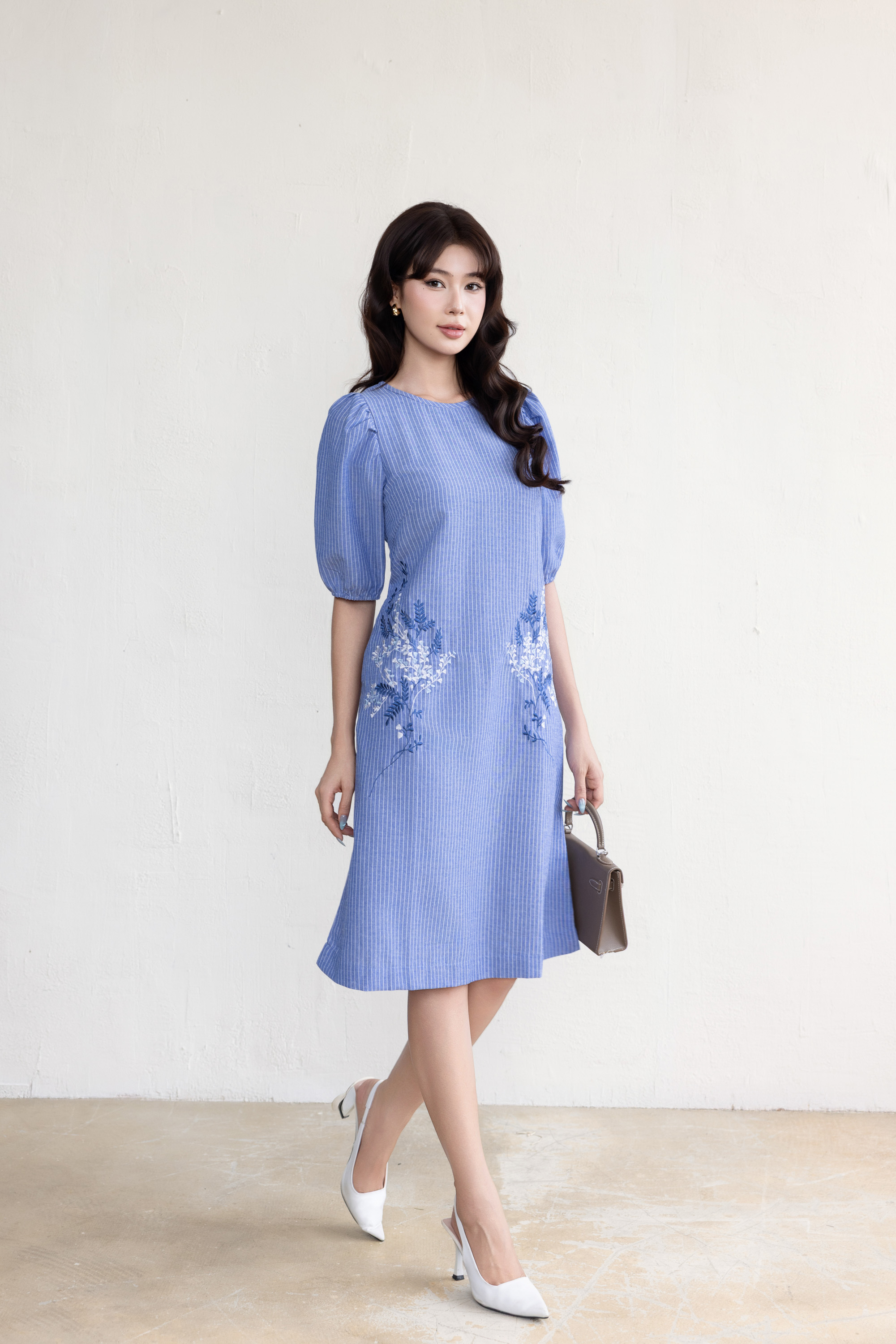SWANLAKE | Váy Đầm Nữ Midi Suông Vải Cotton Sọc Thêu Hoa Cổ Tròn Tay Lỡ Có Túi Dạo Phố Hè D13675LW01