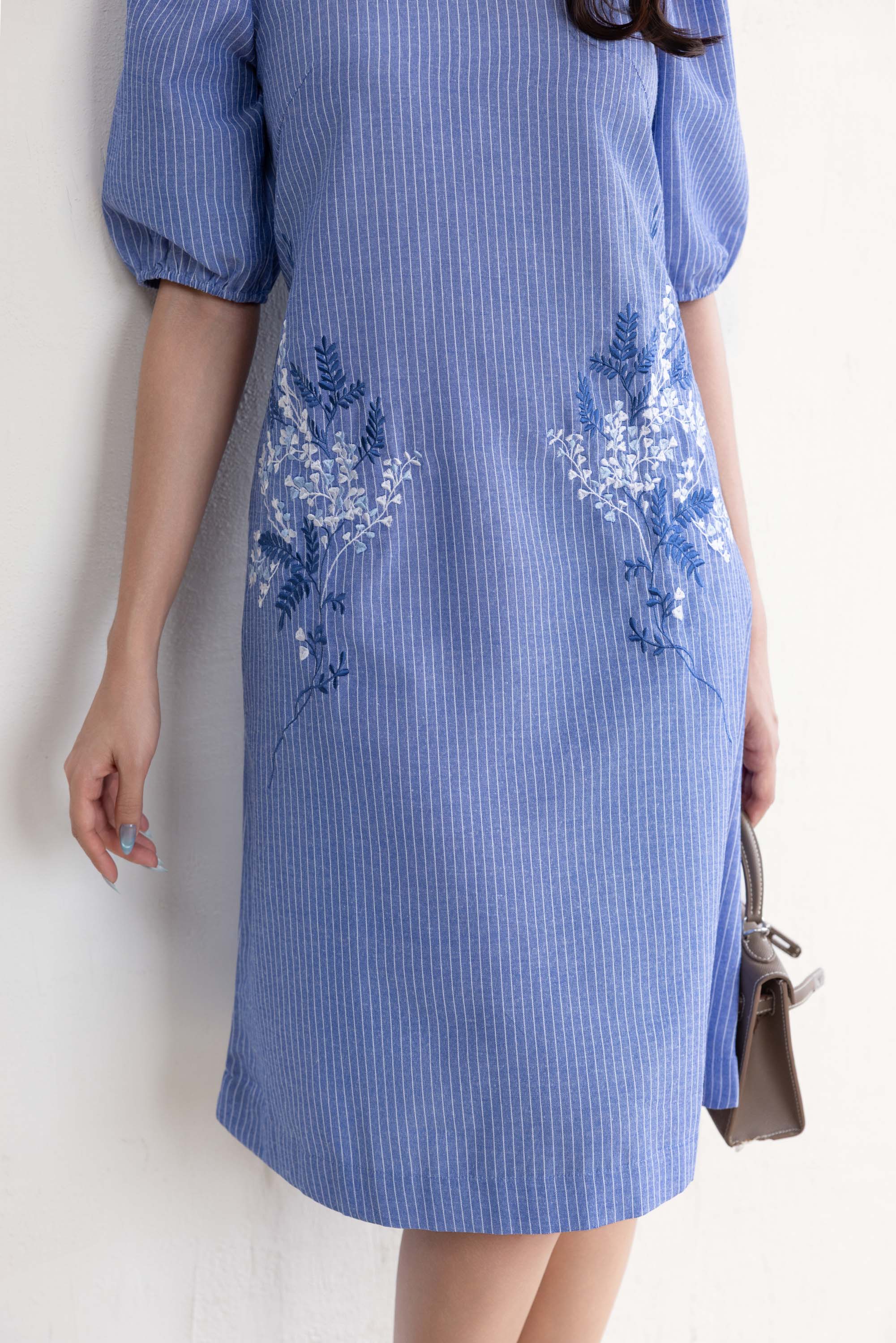 SWANLAKE | Váy Đầm Nữ Midi Suông Vải Cotton Sọc Thêu Hoa Cổ Tròn Tay Lỡ Có Túi Dạo Phố Hè D13675LW01