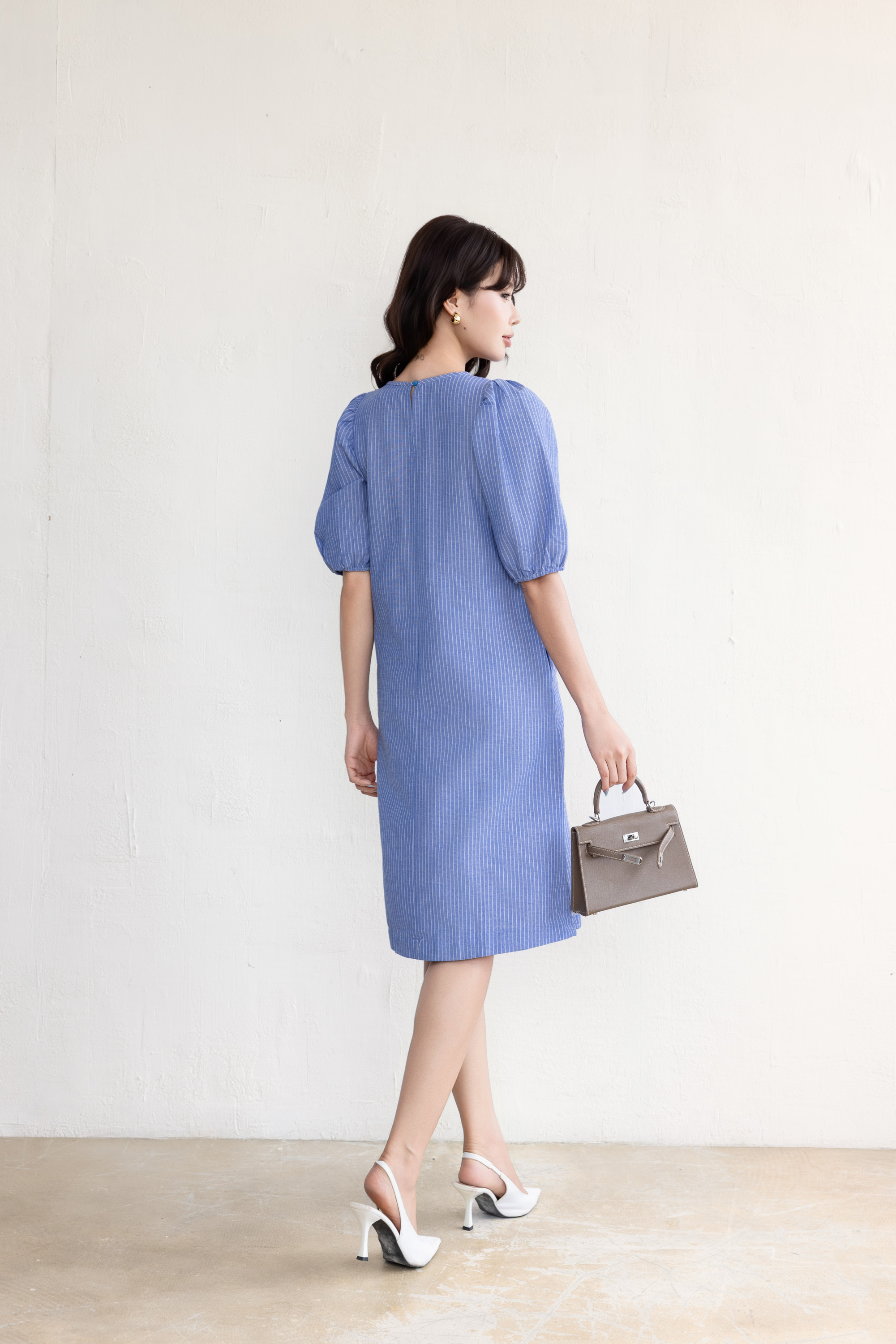 SWANLAKE | Váy Đầm Nữ Midi Suông Vải Cotton Sọc Thêu Hoa Cổ Tròn Tay Lỡ Có Túi Dạo Phố Hè D13675LW01