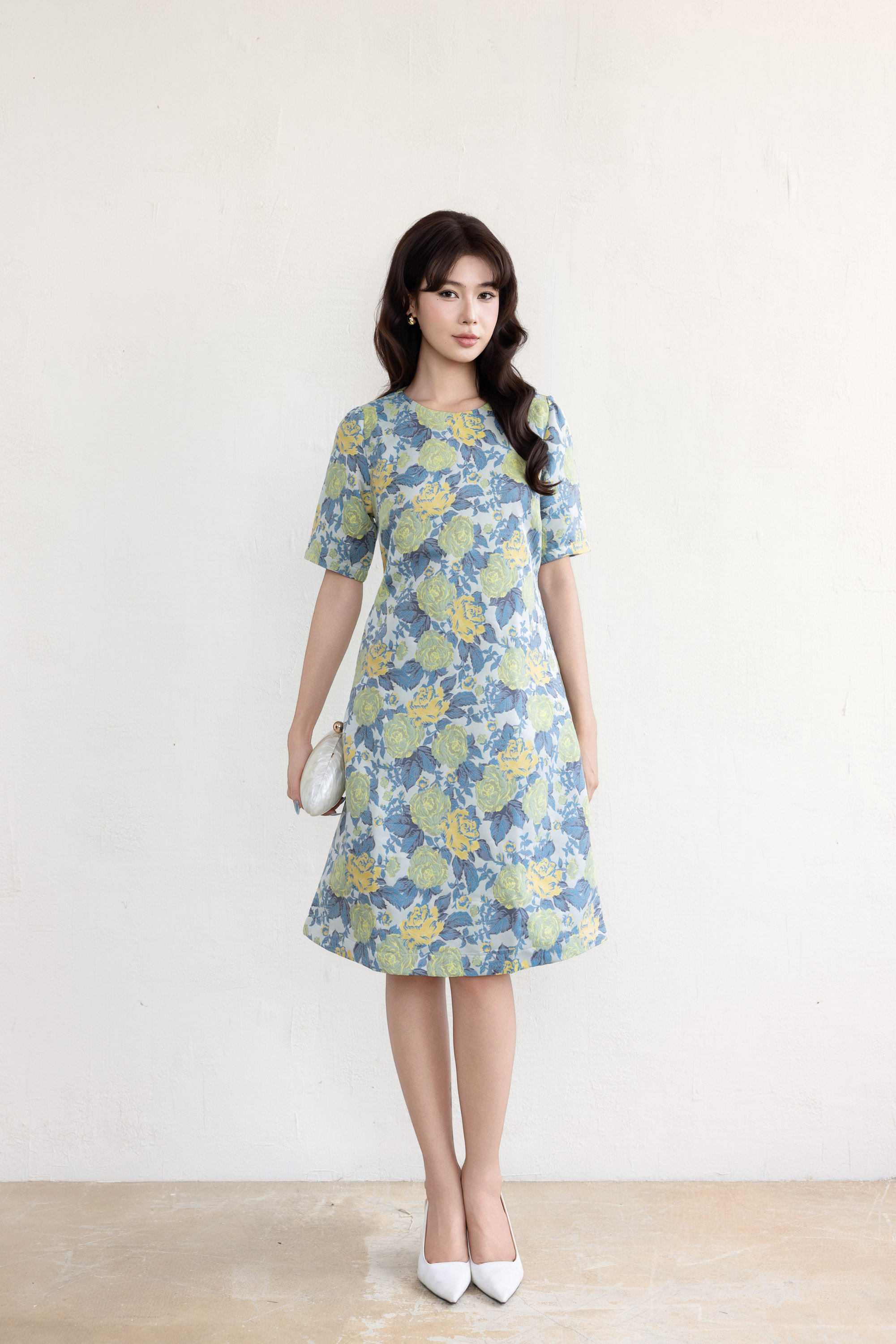 SWANLAKE | Váy Đầm Nữ Midi Cổ Tròn Tay Ngắn Vải Gấm Hoa Có Túi Sang Trọng Đi Tiệc Công Sở D13266LW02