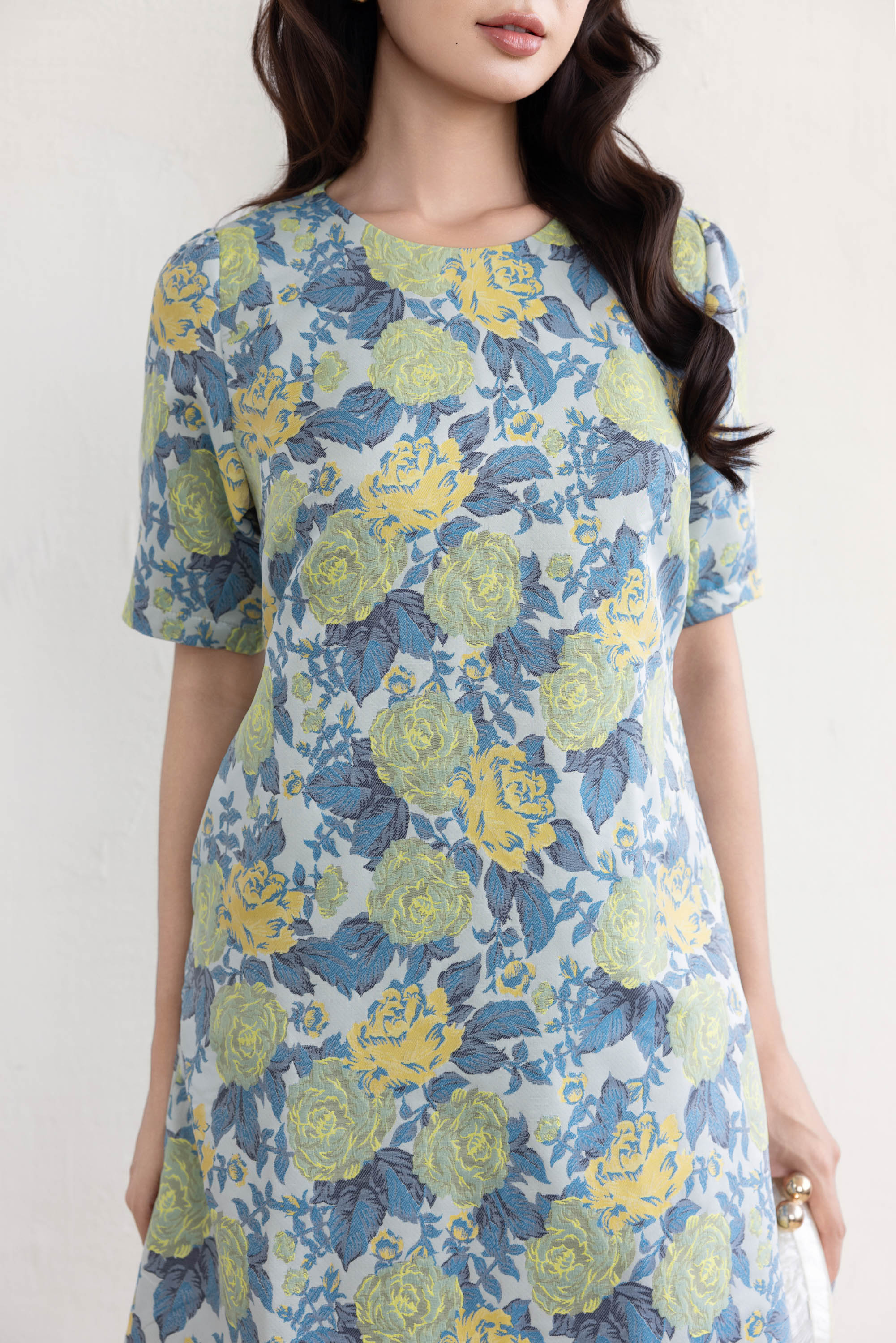 SWANLAKE | Váy Đầm Nữ Midi Cổ Tròn Tay Ngắn Vải Gấm Hoa Có Túi Sang Trọng Đi Tiệc Công Sở D13266LW02