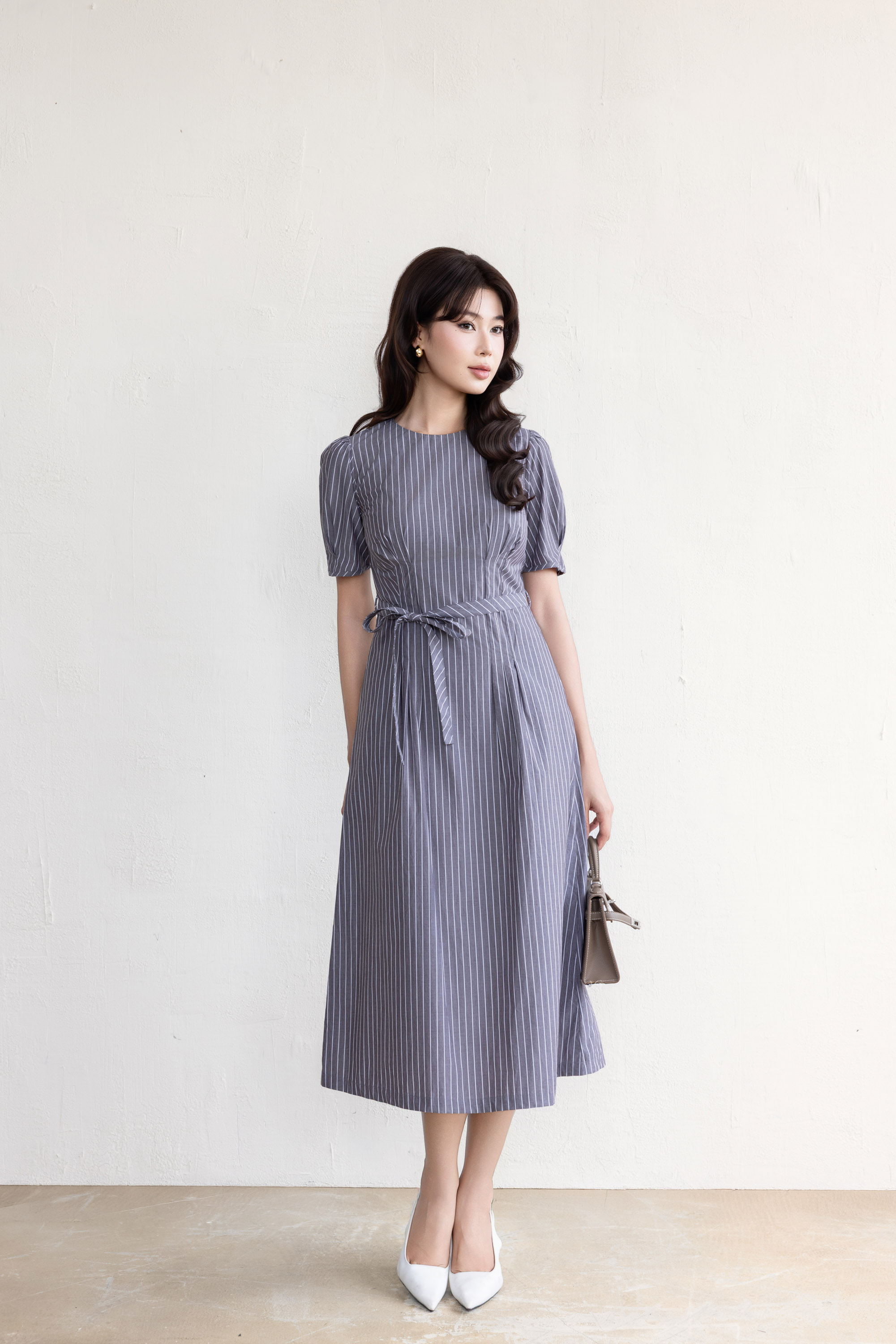 SWANLAKE | Váy Đầm Nữ Xòe Chiết Eo Tôn Dáng Vải Cotton Linen Sọc Cổ Tròn Tay Ngắn Thanh Lịch D13711LW01