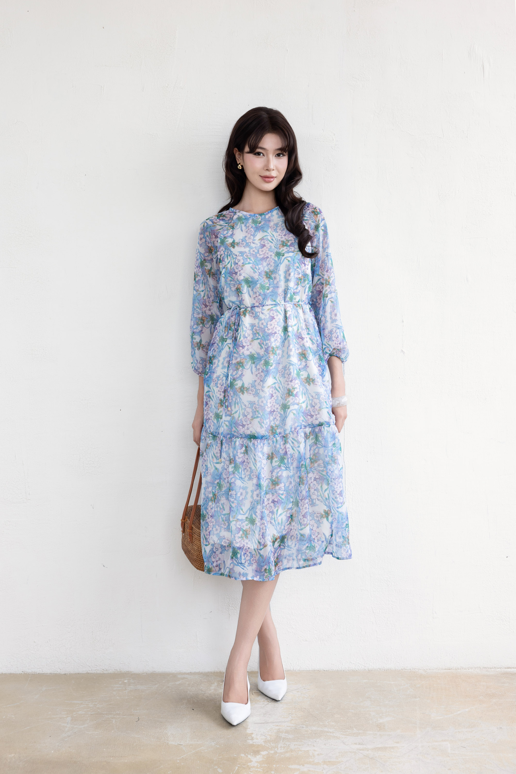 SWANLAKE | Váy Đầm Nữ Maxi Suông 2 Lớp Cổ Tròn Tay Dài Dây Thắt Eo Vải Tơ In Hoa Đi Biển Hè D13653LW01