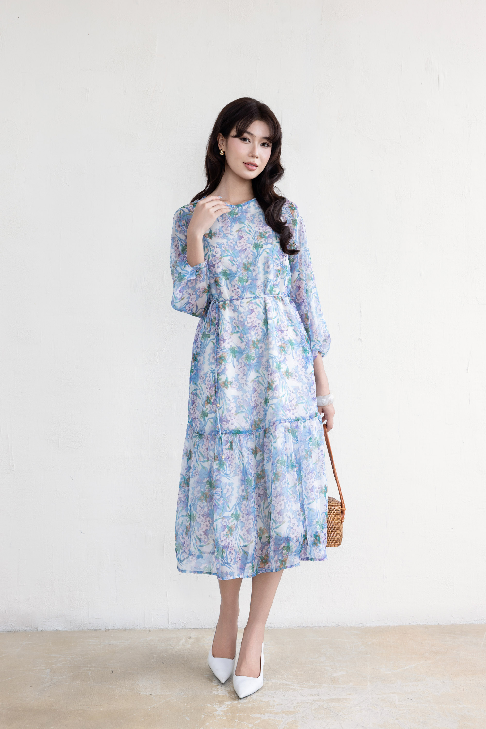 SWANLAKE | Váy Đầm Nữ Maxi Suông 2 Lớp Cổ Tròn Tay Dài Dây Thắt Eo Vải Tơ In Hoa Đi Biển Hè D13653LW01