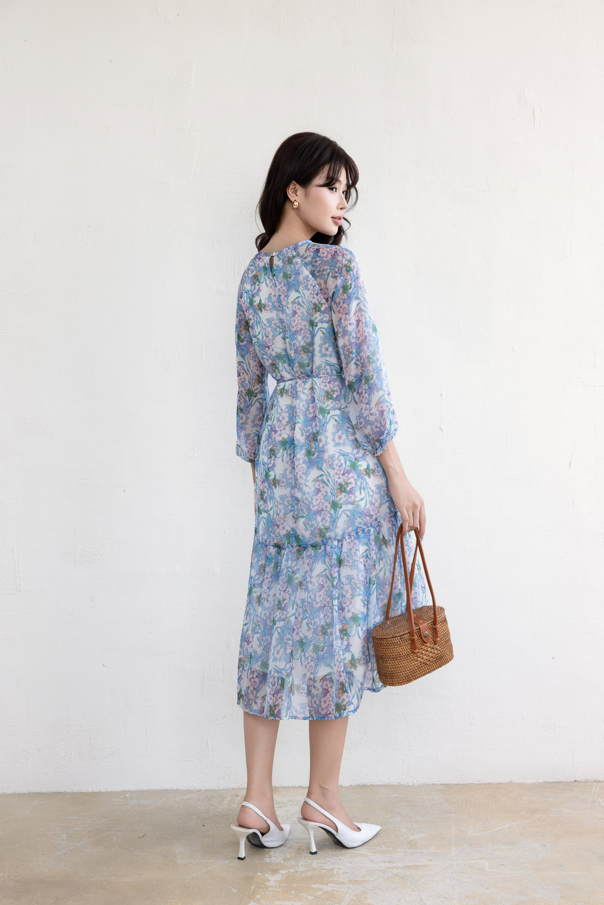SWANLAKE | Váy Đầm Nữ Maxi Suông 2 Lớp Cổ Tròn Tay Dài Dây Thắt Eo Vải Tơ In Hoa Đi Biển Hè D13653LW01