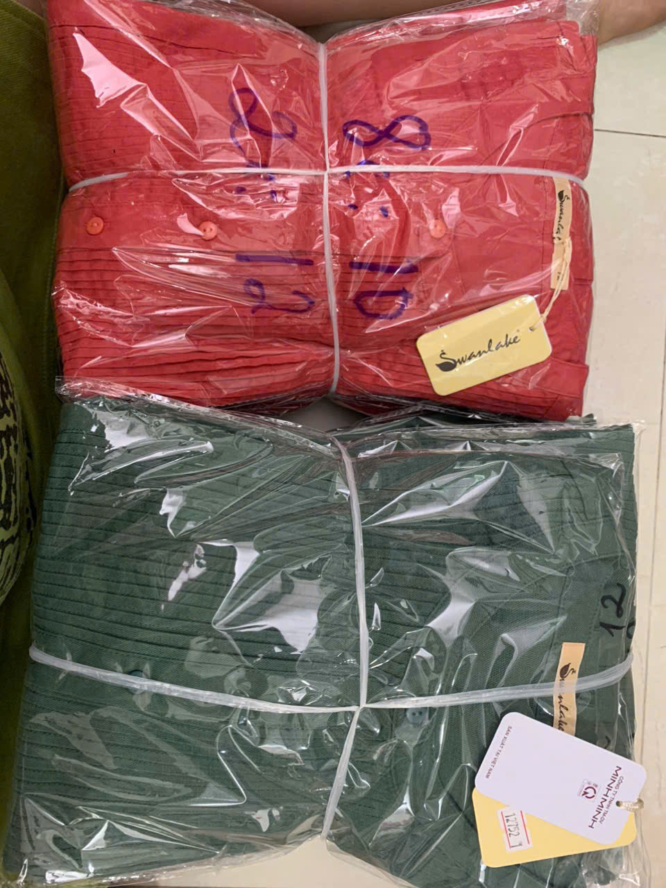 SWANLAKE | Váy Đầm Nữ Midi Suông Cổ Trụ Cài Nút Xếp Ly Vải Linen Dây Thắt Eo Xẻ Tà Công Sở D12752LW01