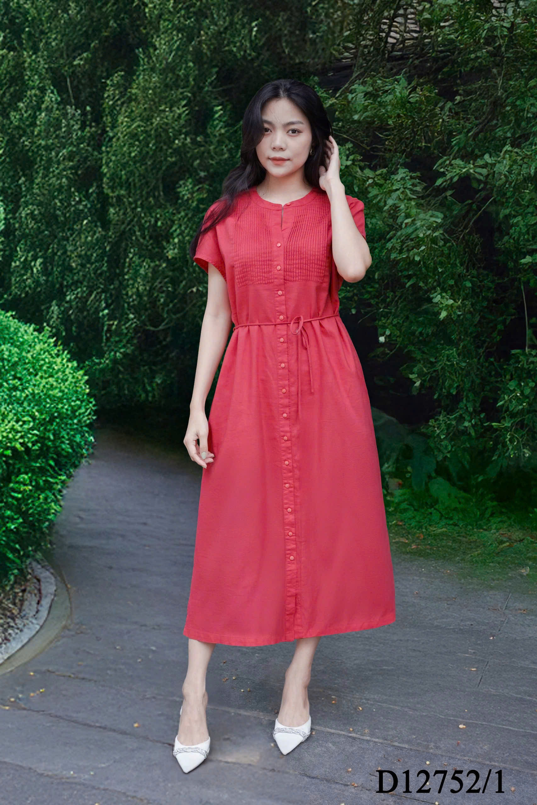 SWANLAKE | Váy Đầm Nữ Midi Suông Cổ Trụ Cài Nút Xếp Ly Vải Linen Dây Thắt Eo Xẻ Tà Công Sở D12752LW01