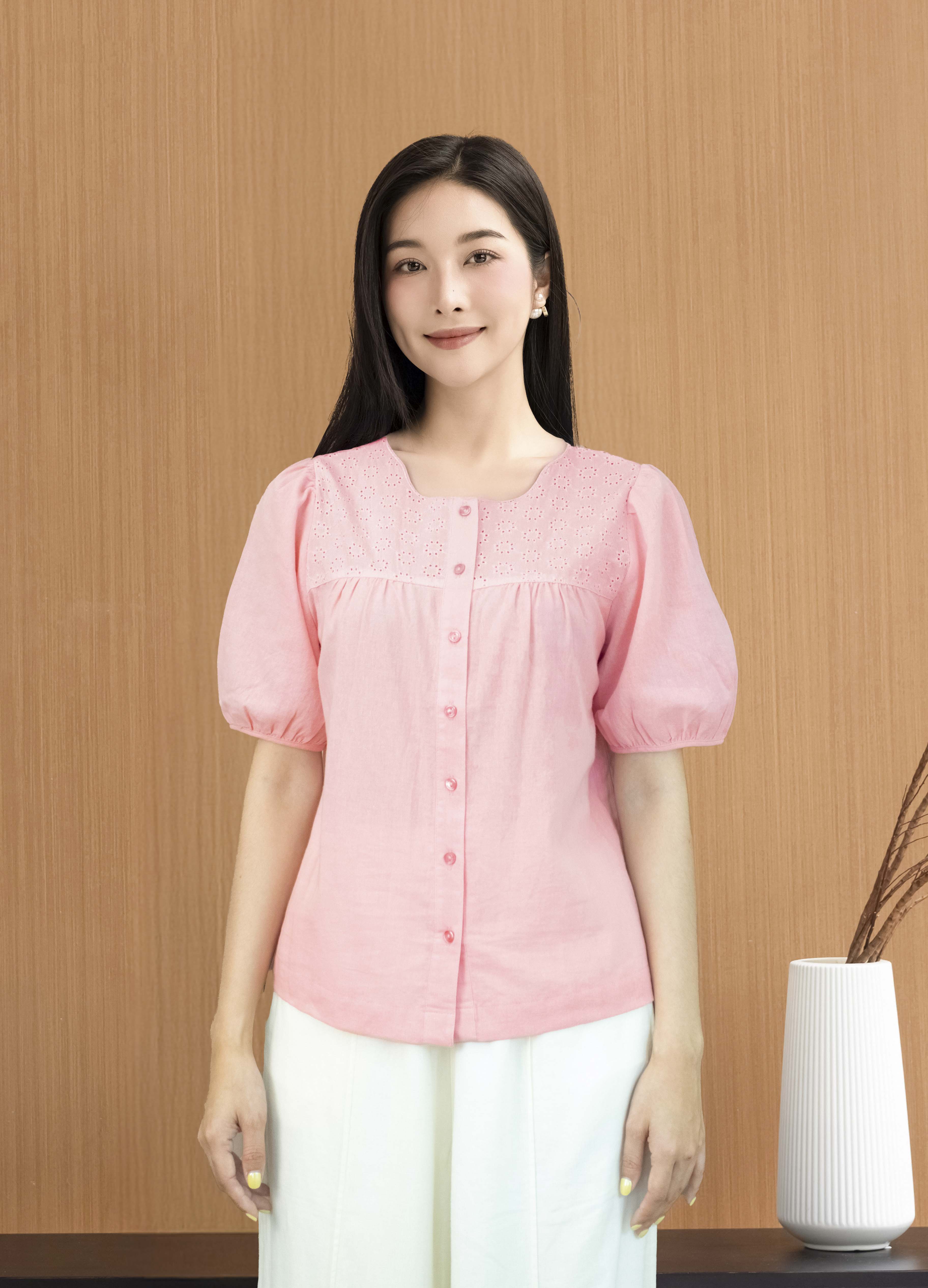 SWANLAKE | Áo Kiểu Nữ Tay Phồng Bo Chun Vải Linen Phối Ren Hoa Đục Lỗ Cài Nút Thanh Lịch A12891LW01