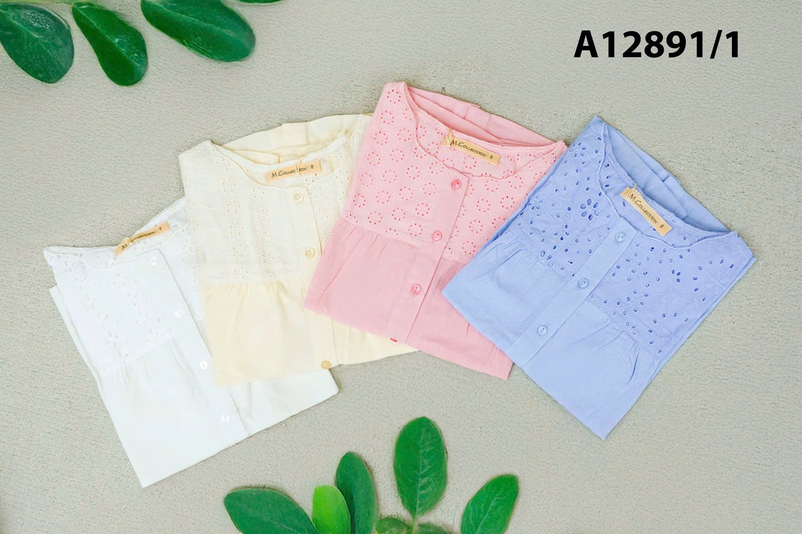 SWANLAKE | Áo Kiểu Nữ Tay Phồng Bo Chun Vải Linen Phối Ren Hoa Đục Lỗ Cài Nút Thanh Lịch A12891LW01