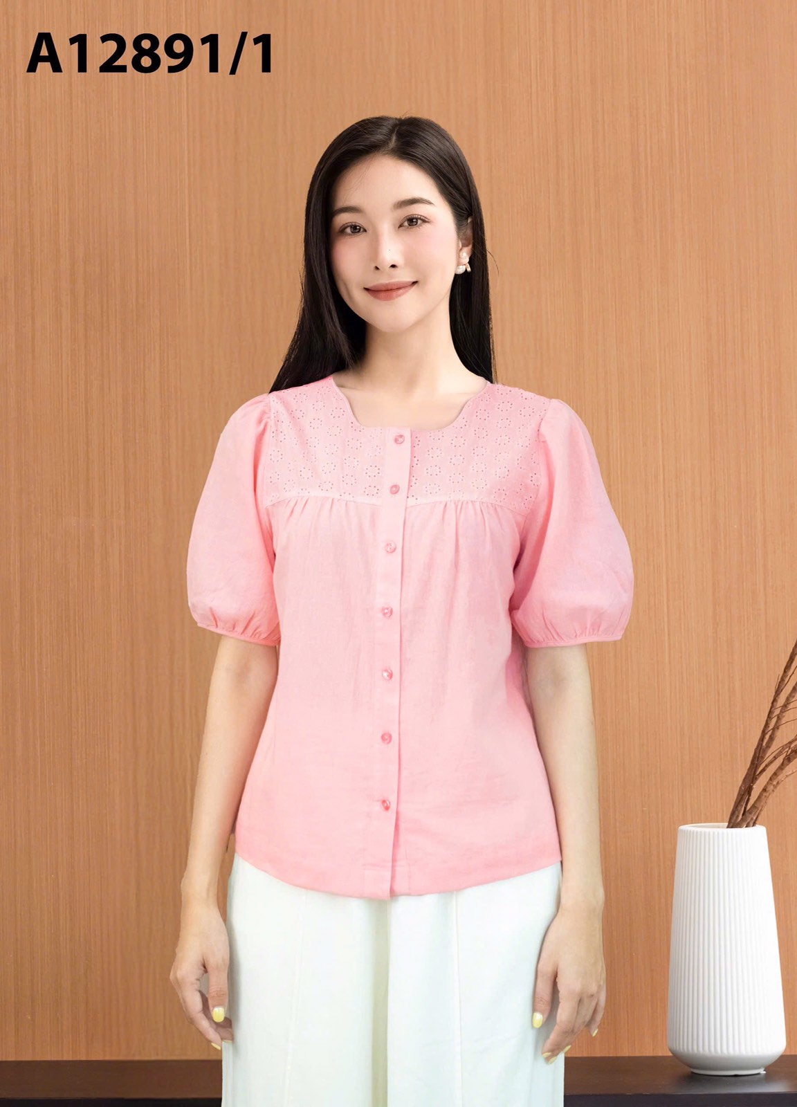 SWANLAKE | Áo Kiểu Nữ Tay Phồng Bo Chun Vải Linen Phối Ren Hoa Đục Lỗ Cài Nút Thanh Lịch A12891LW01