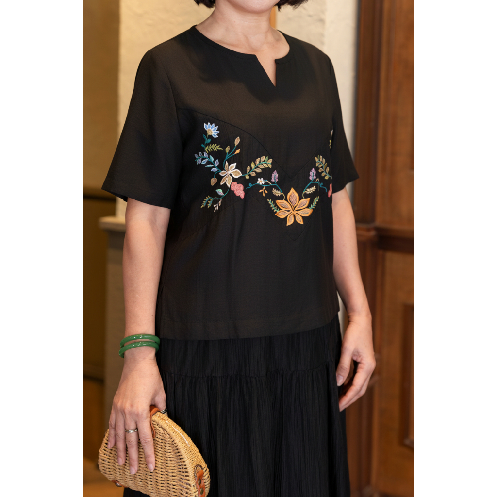 M COLLECTION | Áo Kiểu Nữ Trung Niên Tặng Mẹ Vải Lụa Gân Thêu Hoa Cổ Trụ Xẻ Vạt Áo Thanh Lịch A12910LW01