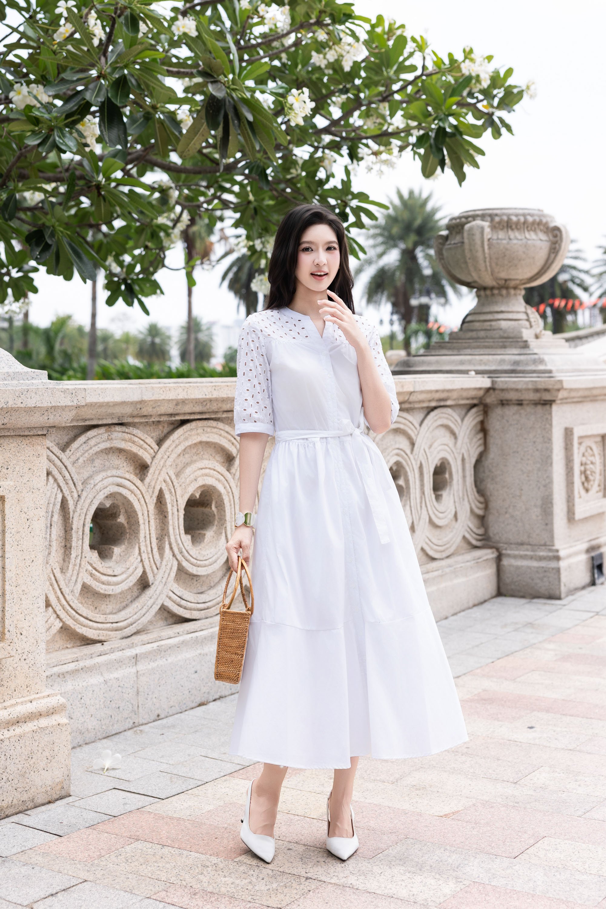 SWANLAKE | Váy Đầm Nữ Maxi Suông Cổ Trụ Cài Nút Cotton Phối Ren Dây Thắt Eo Tay Lỡ Công Sở D12821LW01