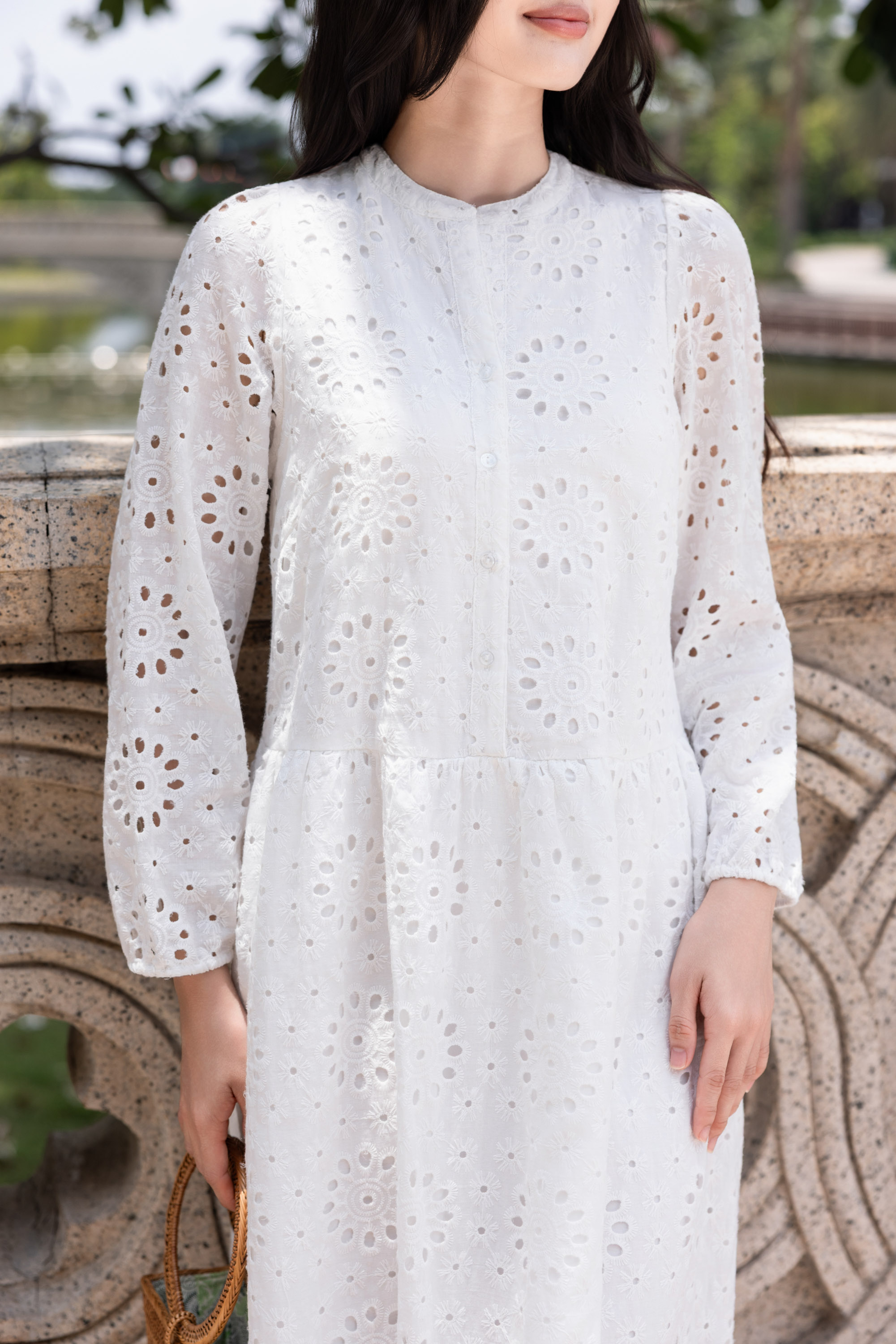 SWANLAKE | Váy Đầm Nữ Maxi Đuôi Cá Babydoll Cotton Thêu Đục Lỗ Trơn Cổ Trụ Cài Nút Tay Dài Hè D12394LW12