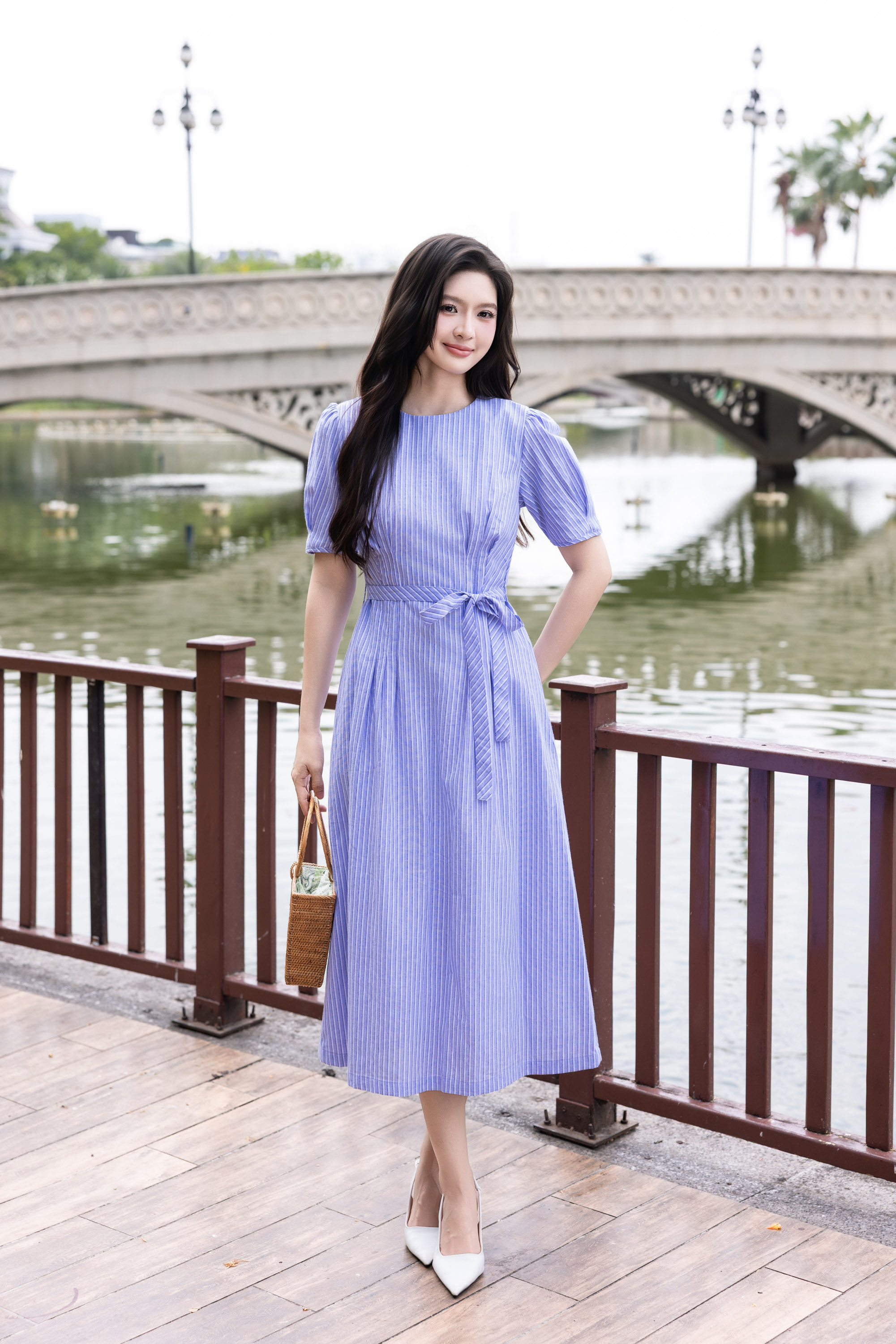 SWANLAKE | Váy Đầm Nữ Xòe Chiết Eo Tôn Dáng Vải Cotton Linen Sọc Cổ Tròn Tay Ngắn Thanh Lịch D13711LW01