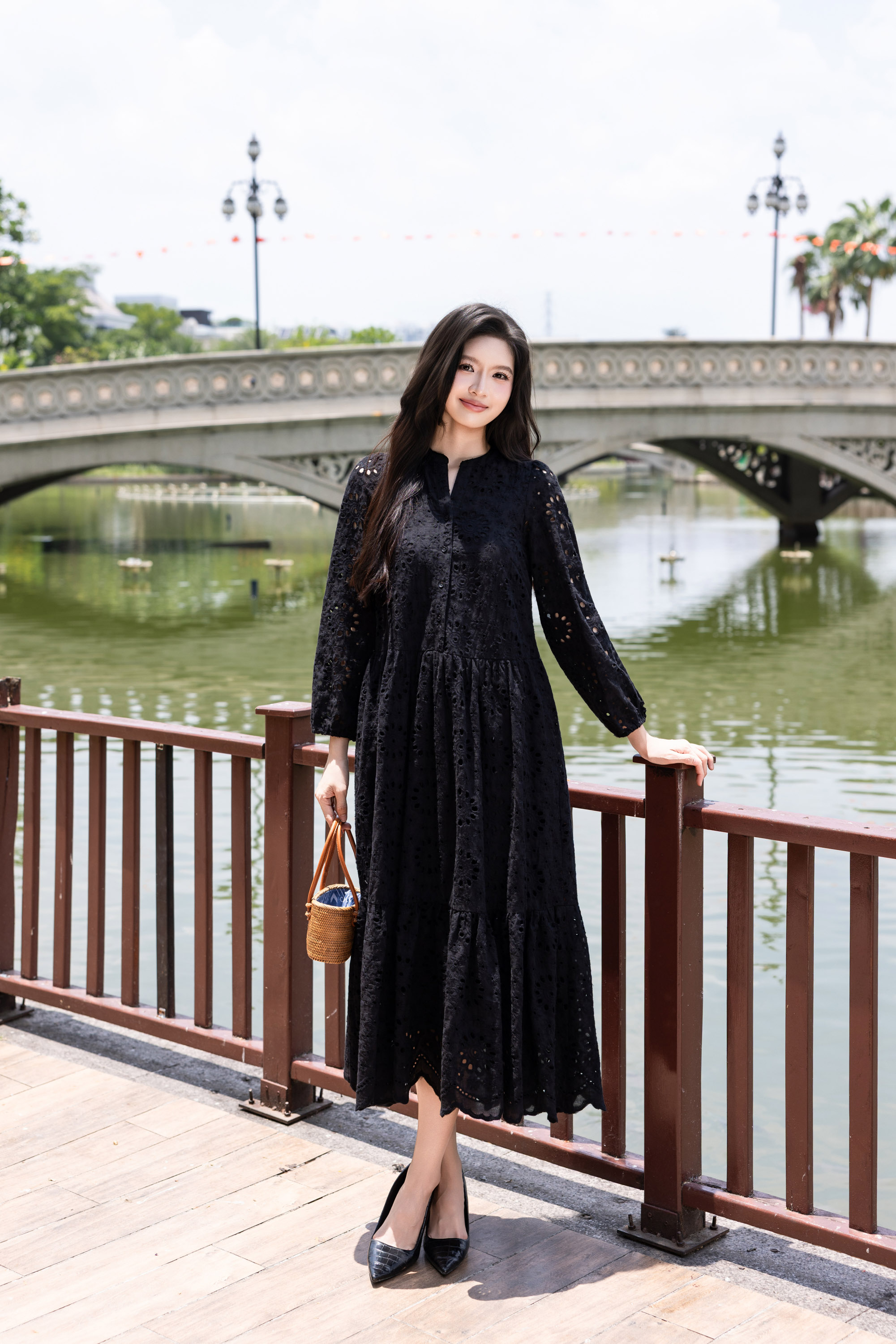SWANLAKE | Váy Đầm Nữ Maxi Đuôi Cá Babydoll Cotton Thêu Đục Lỗ Trơn Cổ Trụ Cài Nút Tay Dài Hè D12394LW12