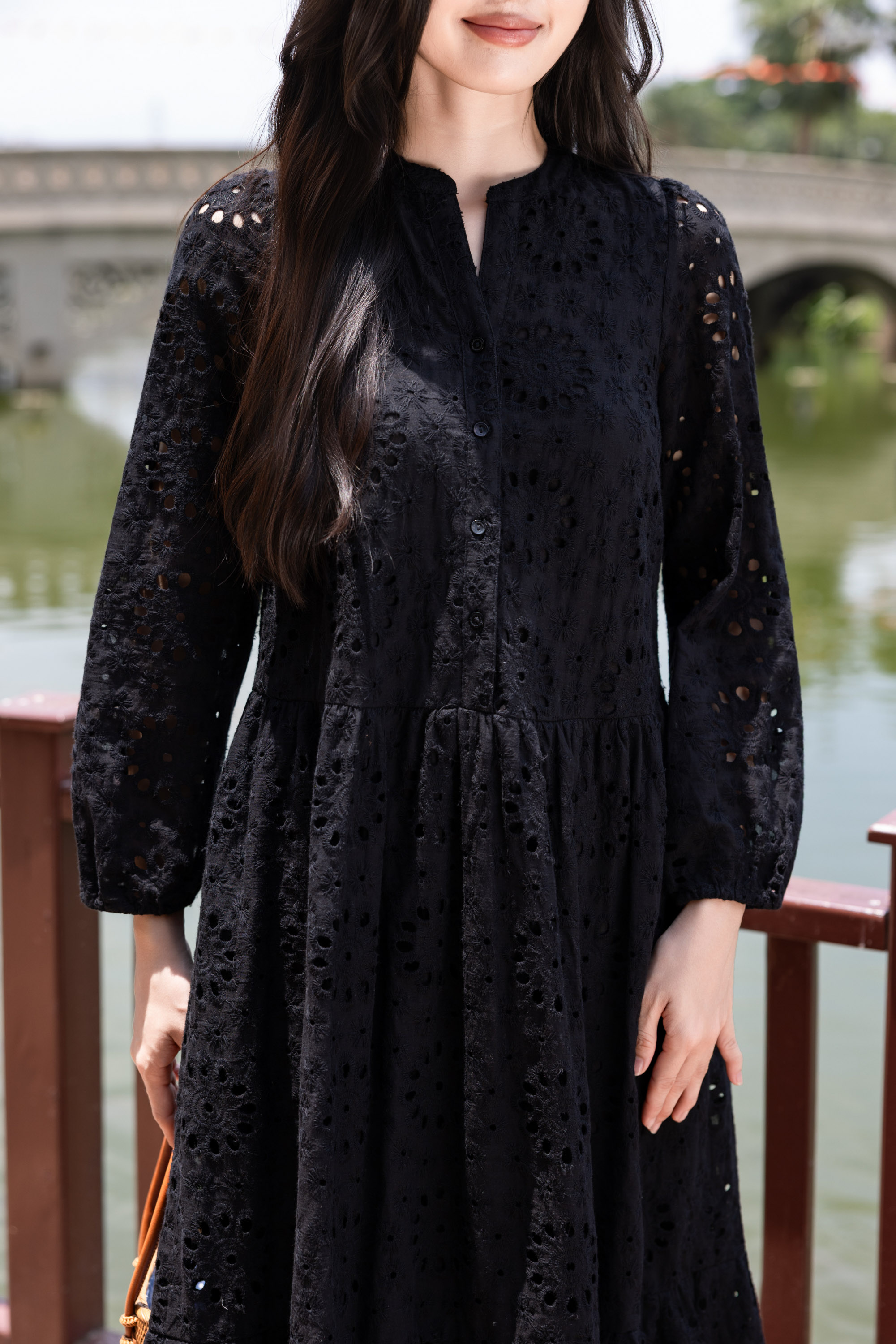 SWANLAKE | Váy Đầm Nữ Maxi Đuôi Cá Babydoll Cotton Thêu Đục Lỗ Trơn Cổ Trụ Cài Nút Tay Dài Hè D12394LW12