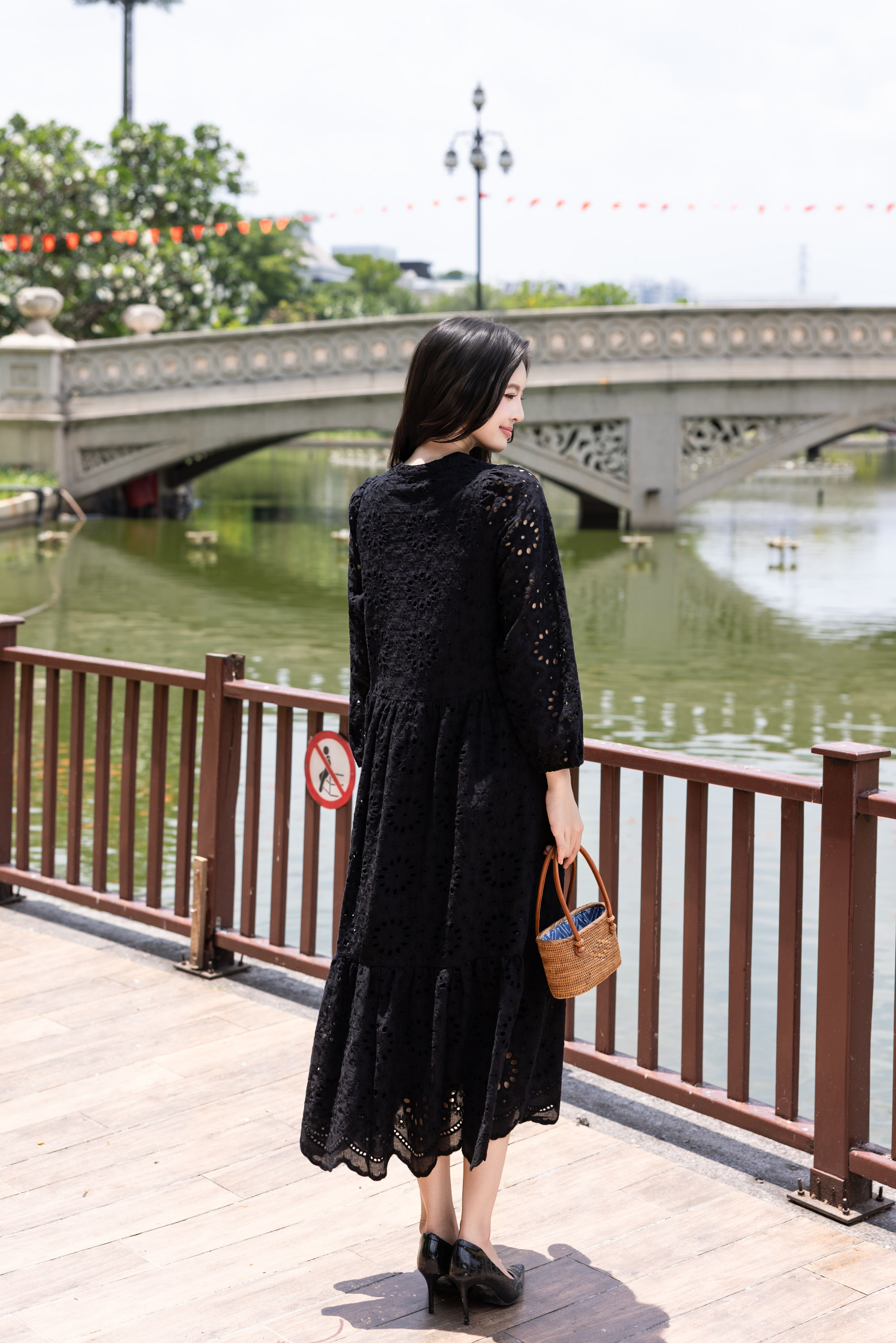 SWANLAKE | Váy Đầm Nữ Maxi Đuôi Cá Babydoll Cotton Thêu Đục Lỗ Trơn Cổ Trụ Cài Nút Tay Dài Hè D12394LW12